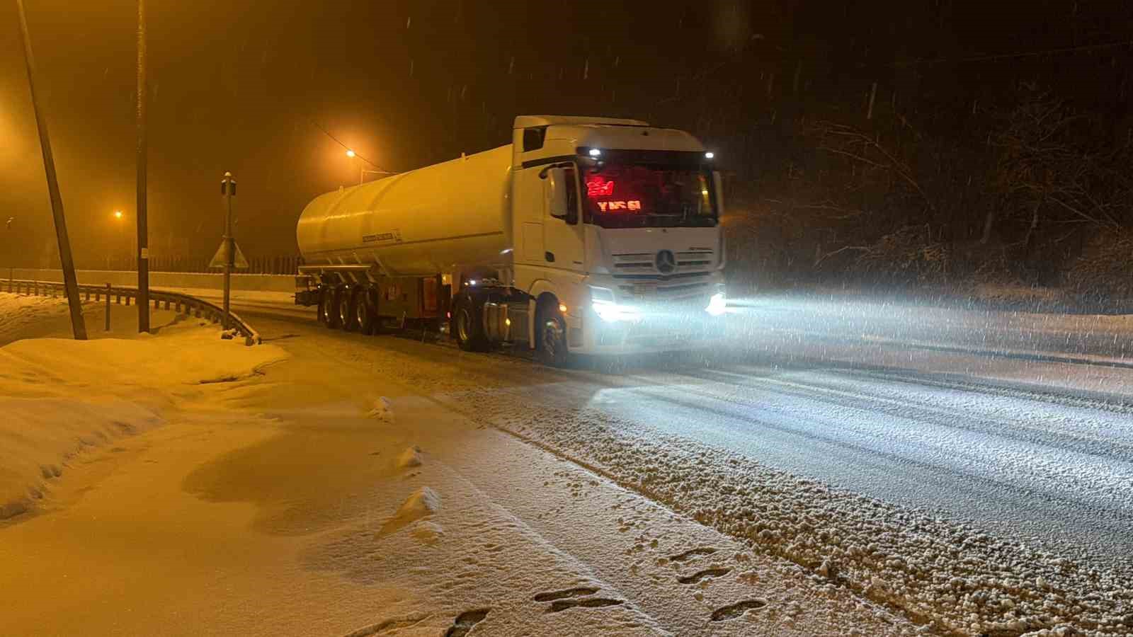 Bolu Dağı’nda yoğun kar yağışı: Karla mücadele sürüyor
