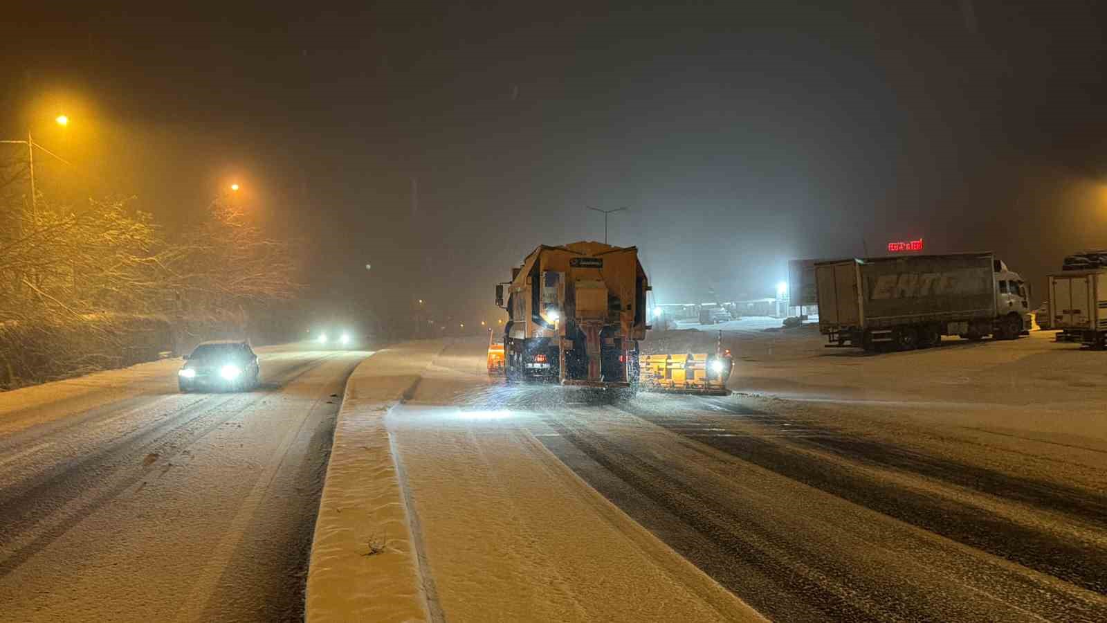 Bolu Dağı’nda yoğun kar yağışı: Karla mücadele sürüyor
