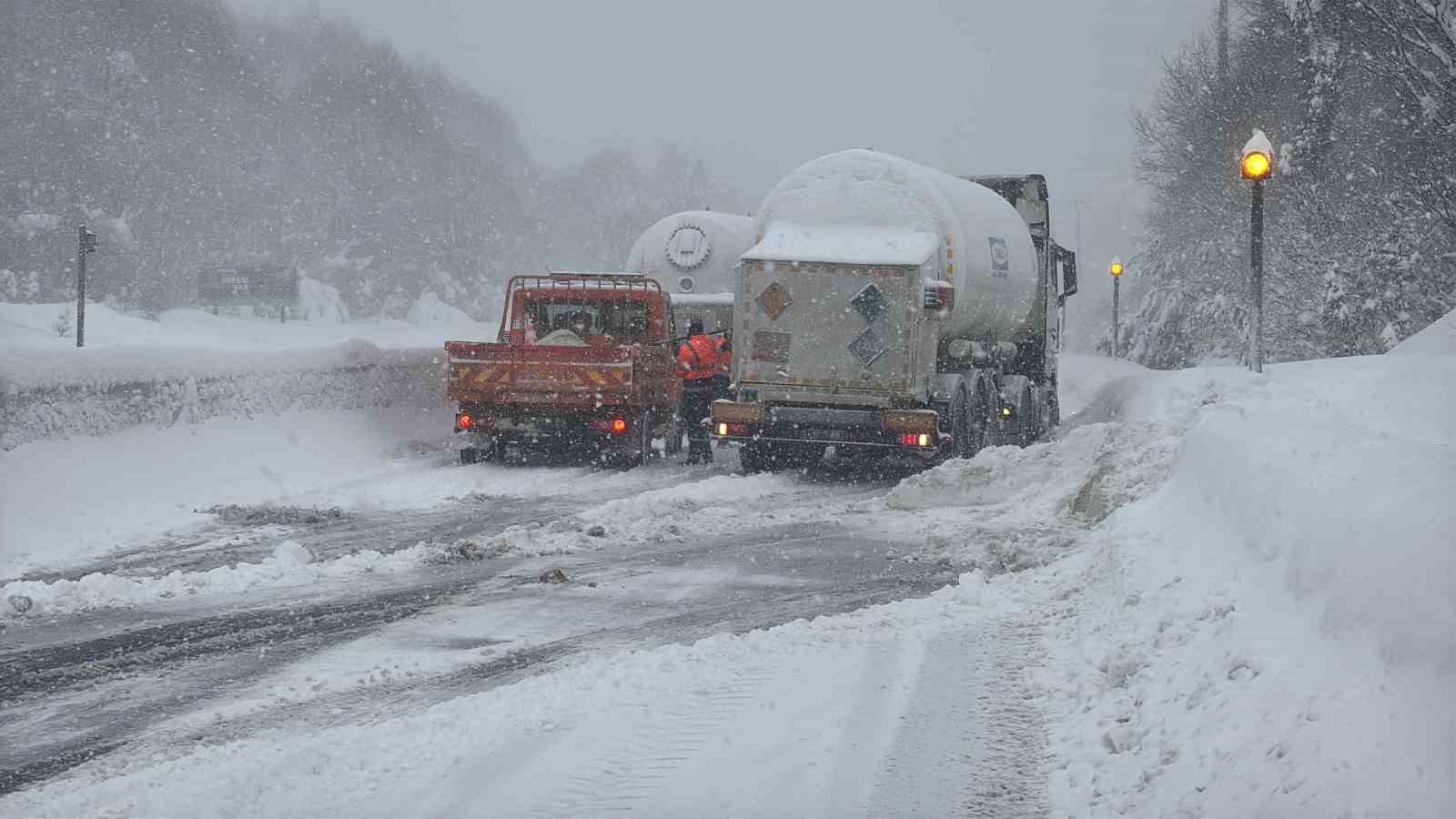 Bolu Dağı’nda yoğun kar yağışında rampayı çıkamayan 2 tır yolu kapattı
