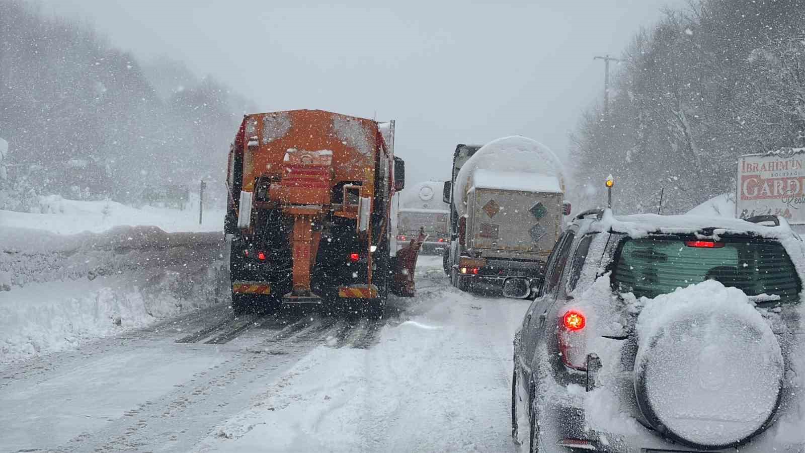Bolu Dağı’nda yoğun kar yağışında rampayı çıkamayan 2 tır yolu kapattı
