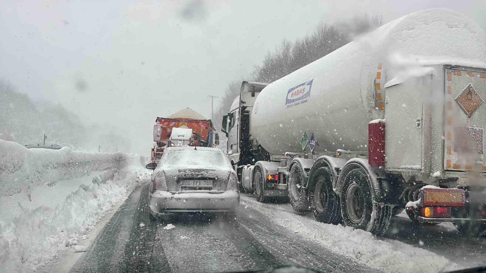 Bolu Dağı’nda yoğun kar yağışında rampayı çıkamayan 2 tır yolu kapattı
