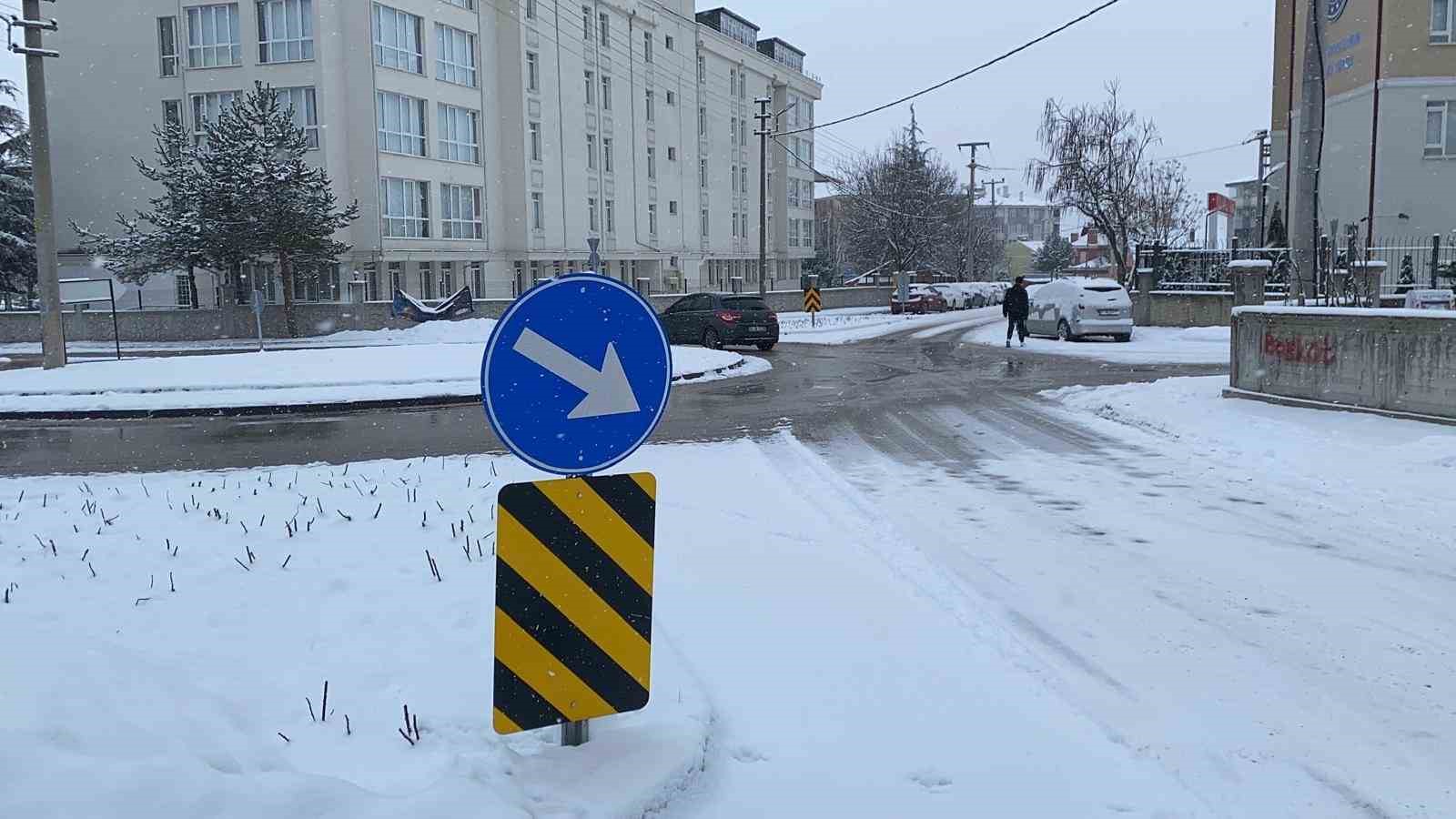 Bolu güne karla uyandı
