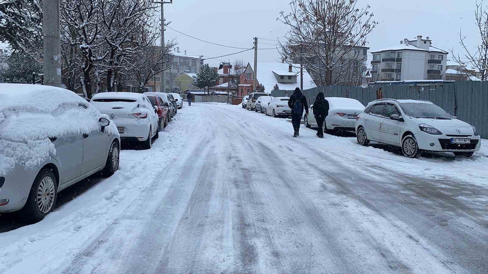 Bolu güne karla uyandı
