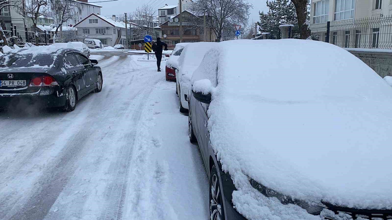 Bolu güne karla uyandı
