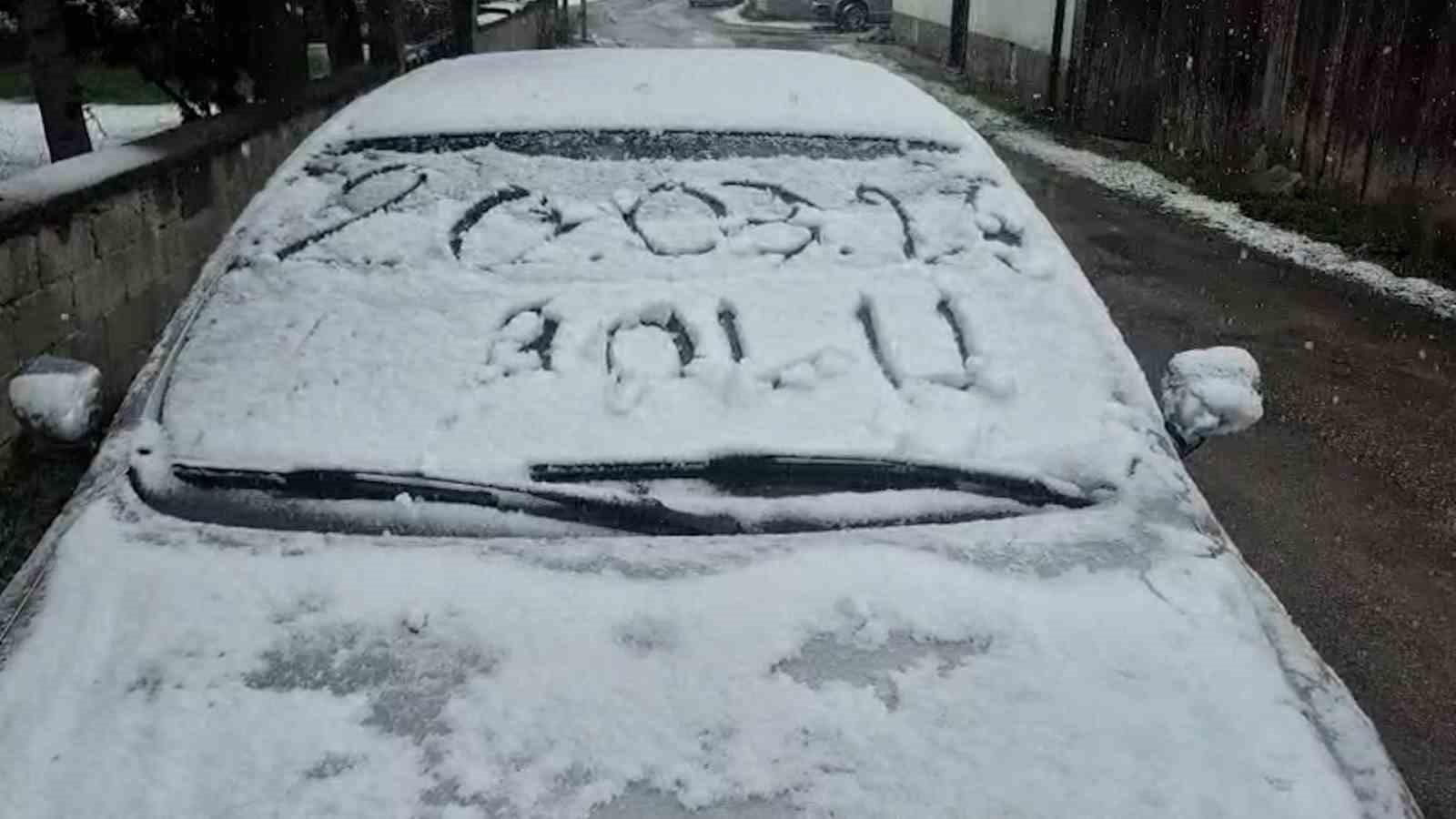 Bolu güne karla uyandı
