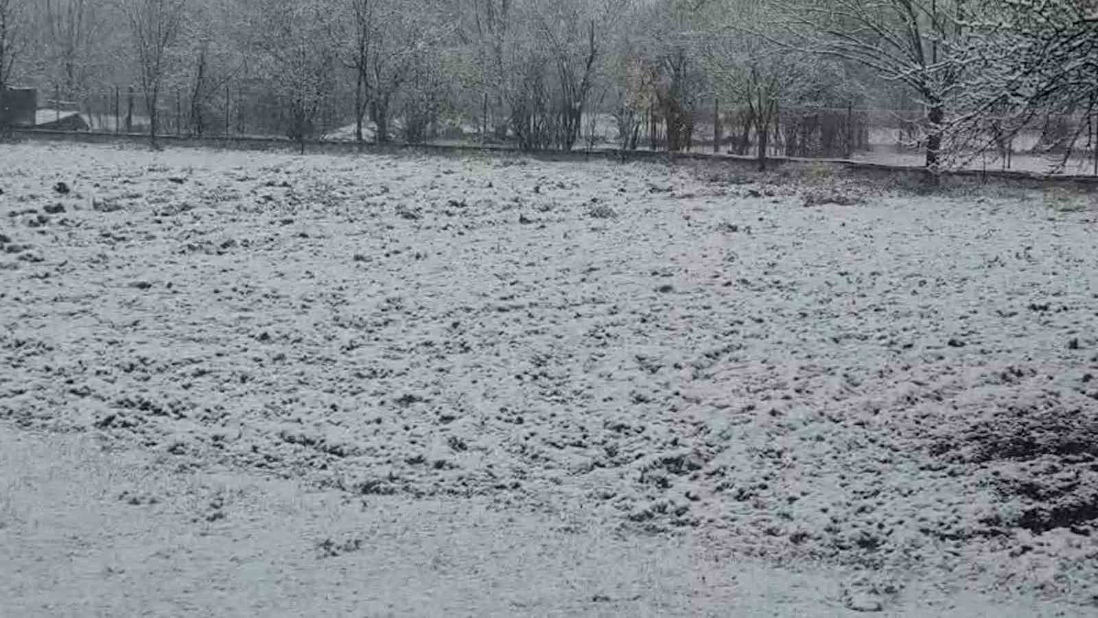 Bolu güne karla uyandı
