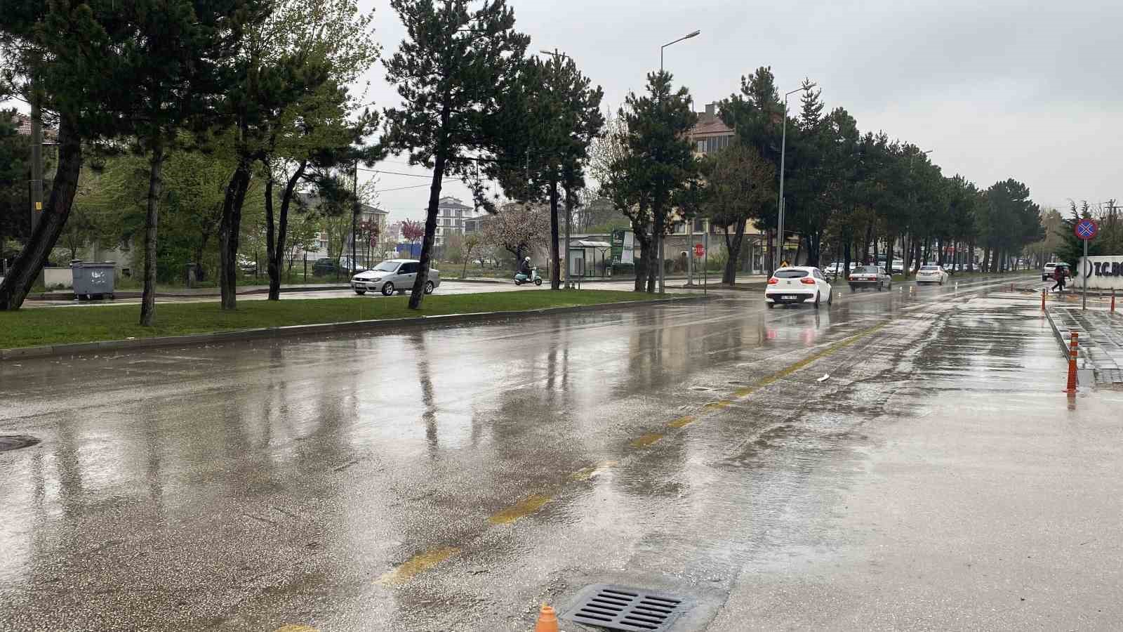 Bolu güne yağışla uyandı
