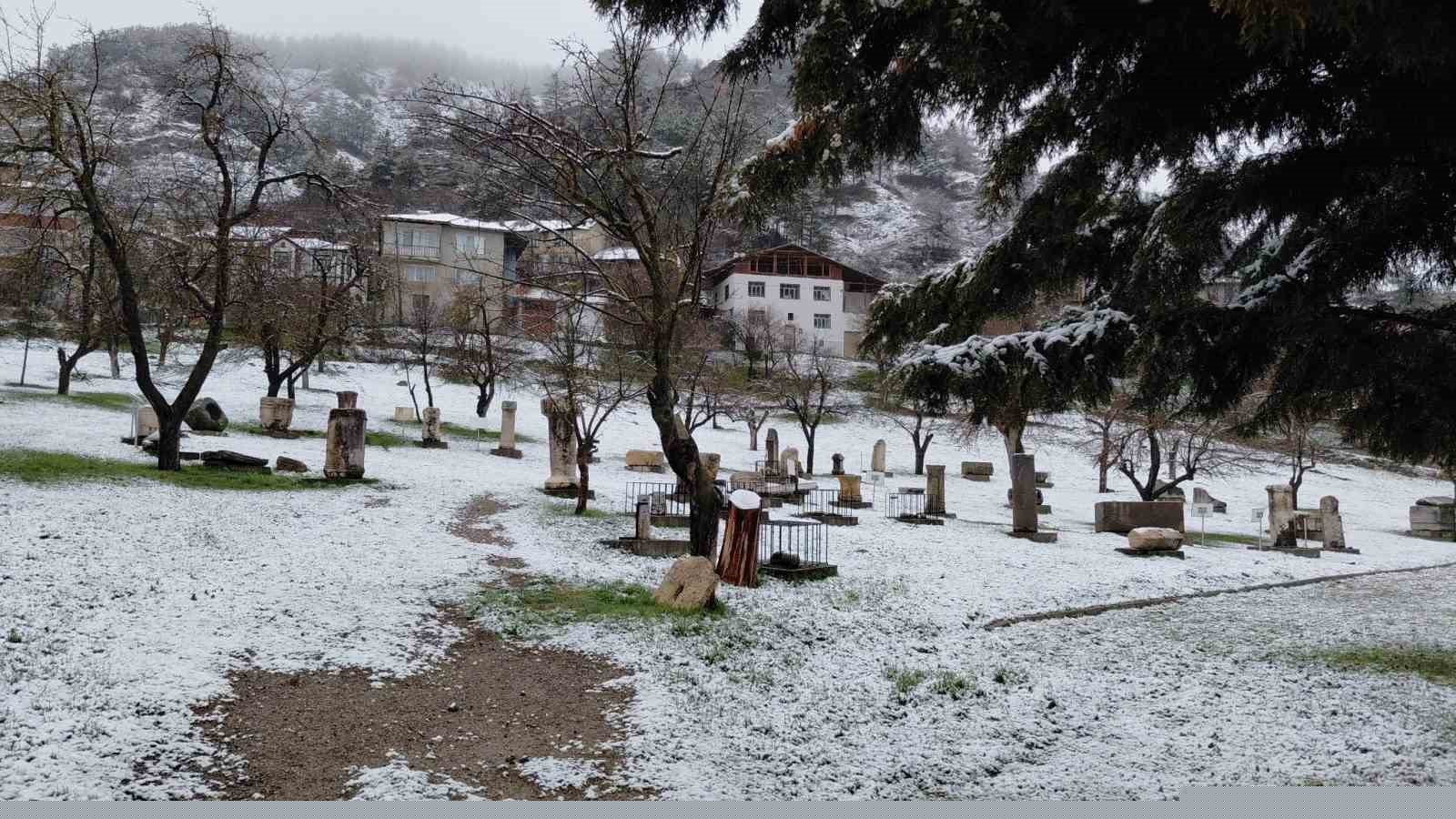 Bolu martta yağan karla beyaza büründü
