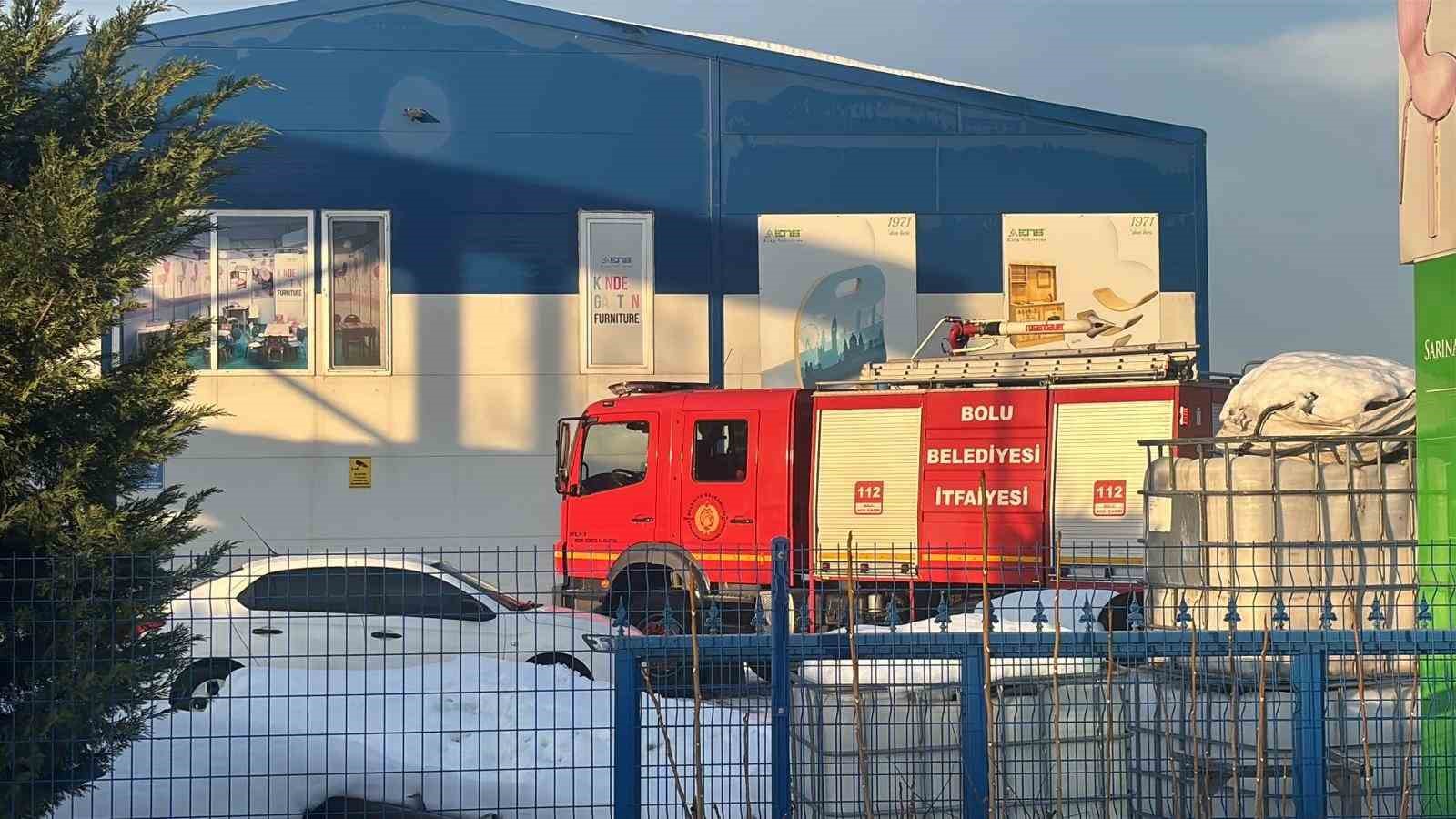 Bolu OSB’de mobilya imalat fabrikasında yangın paniği: İşçiler müdahale etti

