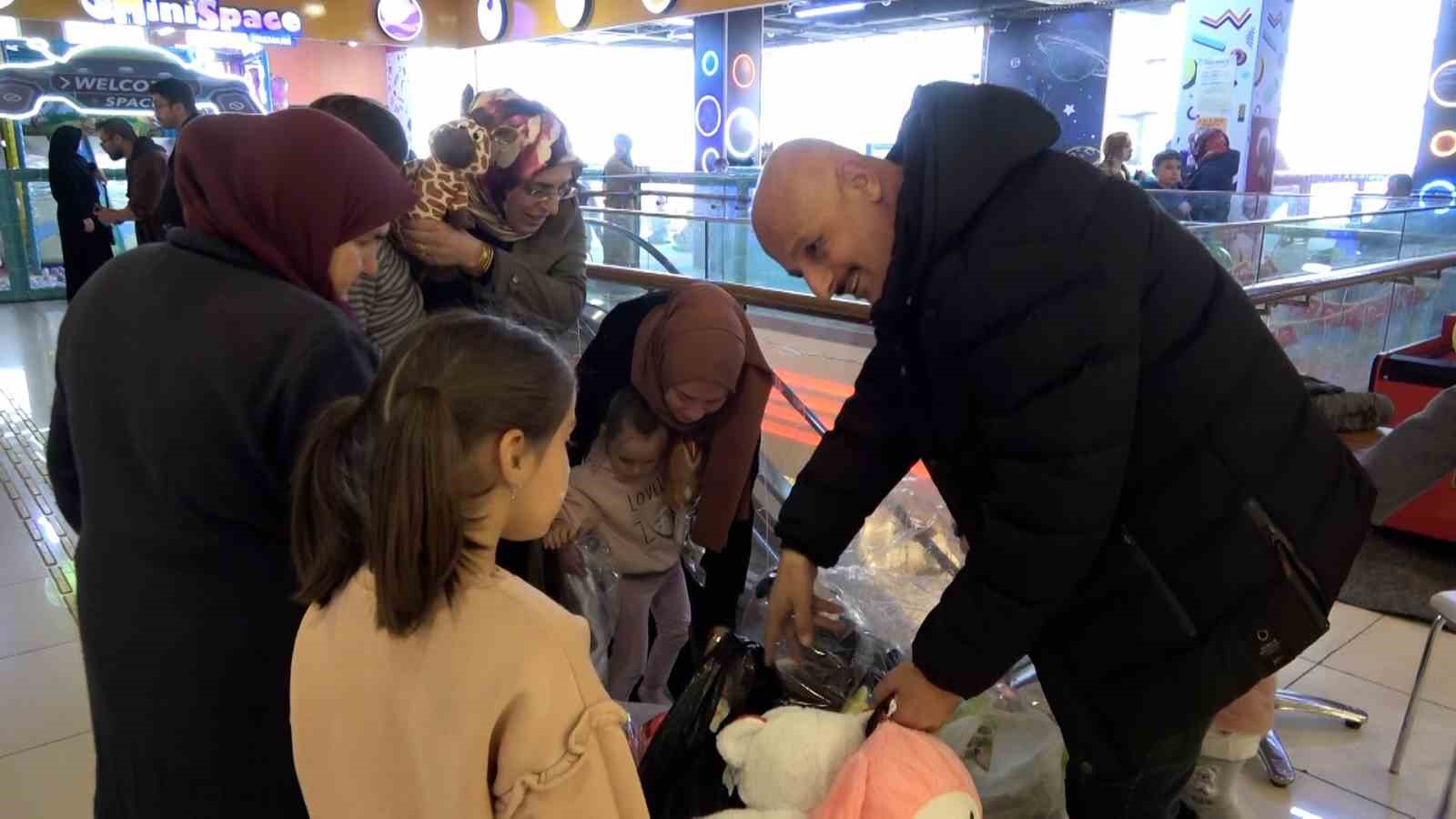 Bolu’da 23 Nisan’da çocukların oyuncak sevinci
