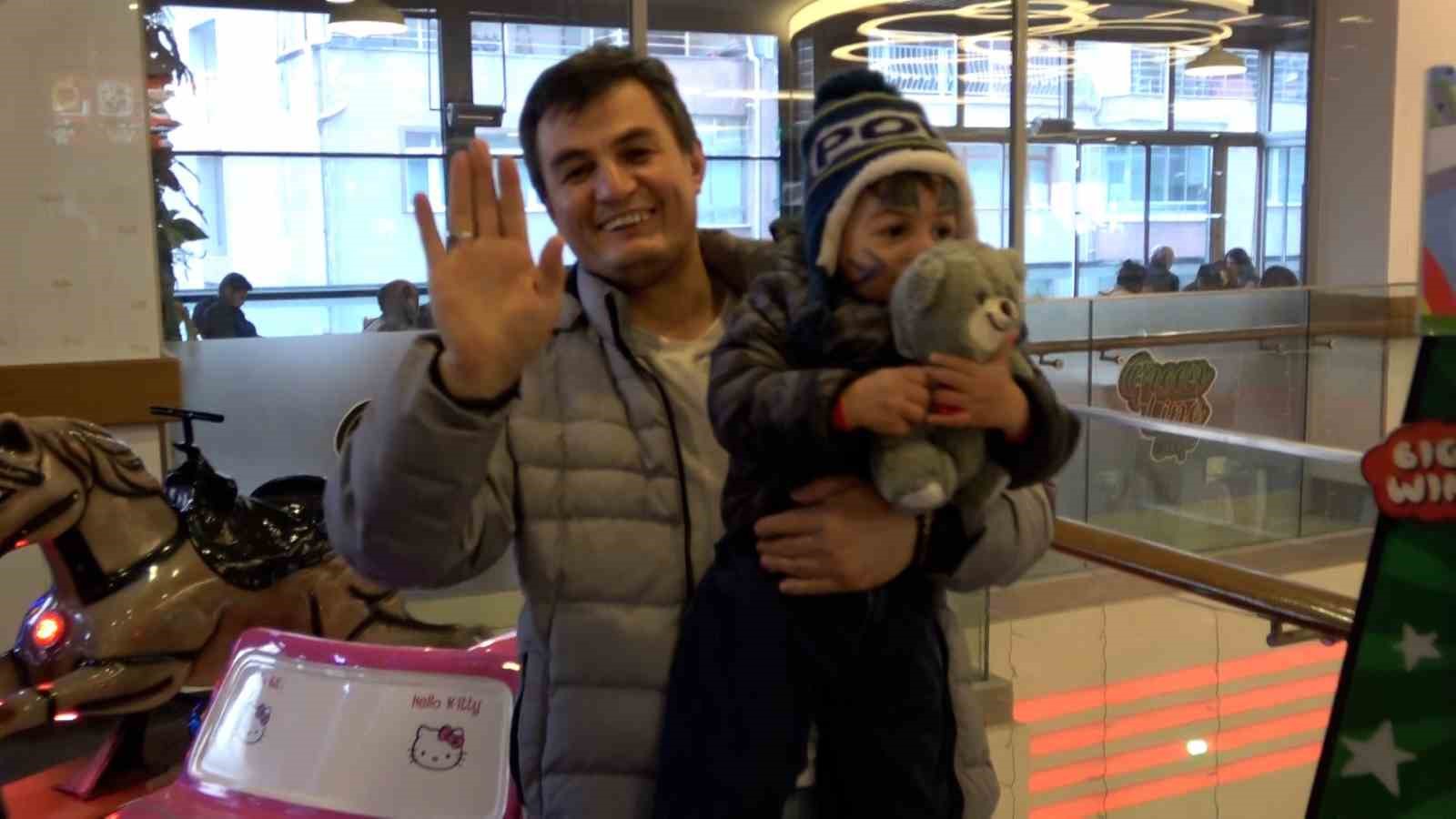 Bolu’da 23 Nisan’da çocukların oyuncak sevinci
