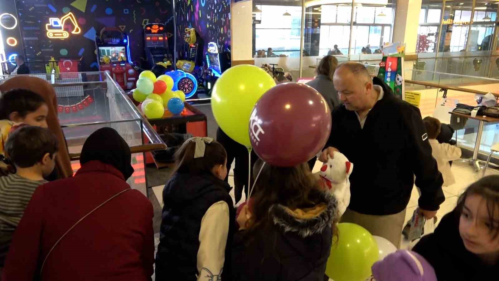 Bolu’da 23 Nisan’da çocukların oyuncak sevinci
