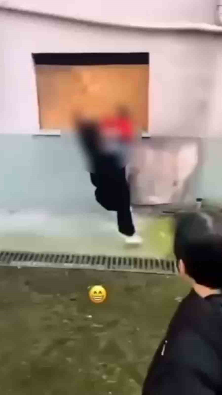 Bolu’da akran zorbalığı: Hem darp ettiler hem de ‘gülücük’ emojisiyle paylaştılar
