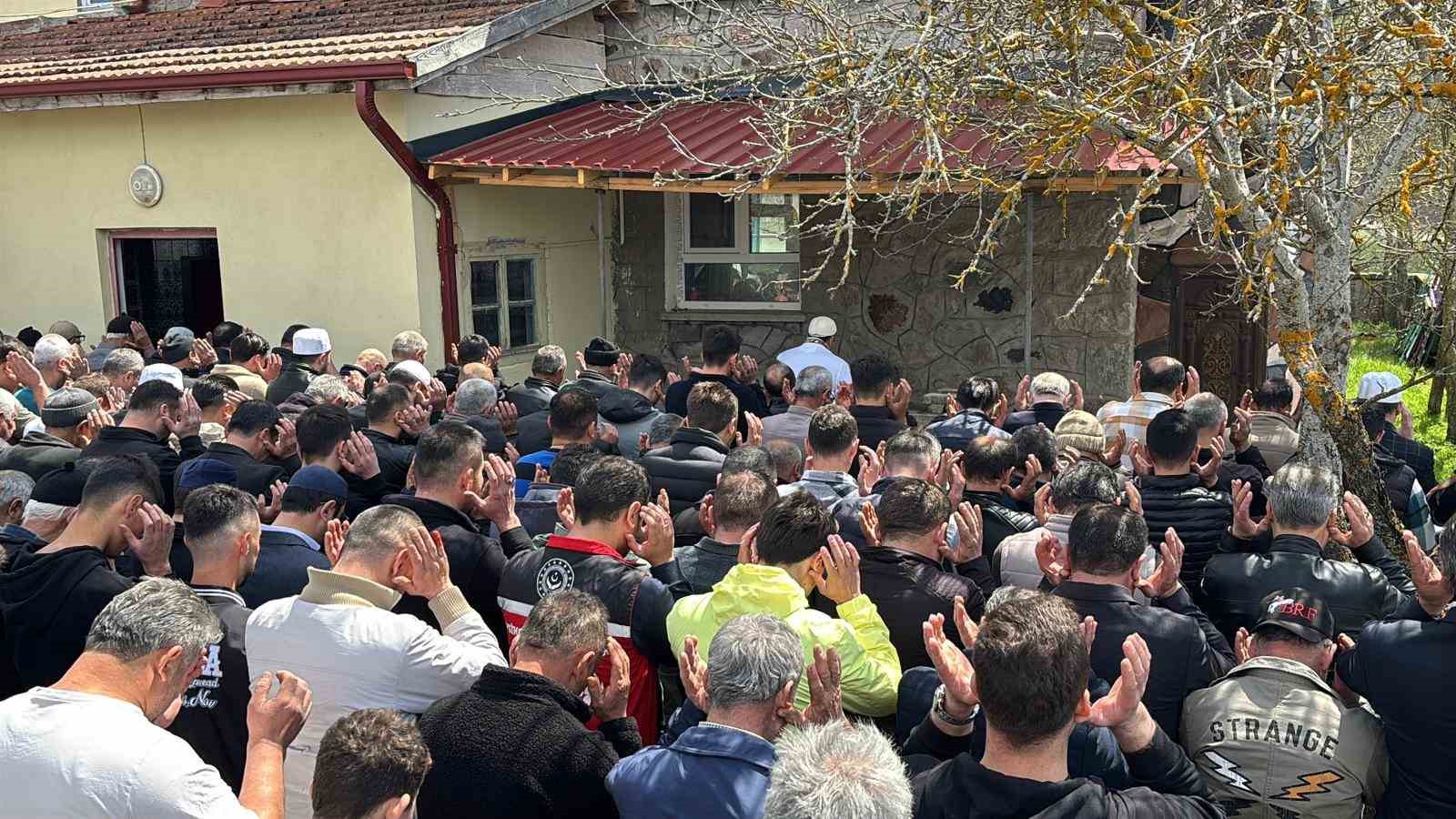 Bolu’da annesinin öldürdüğü 2 aylık Ela bebek son yolculuğuna uğurlandı
