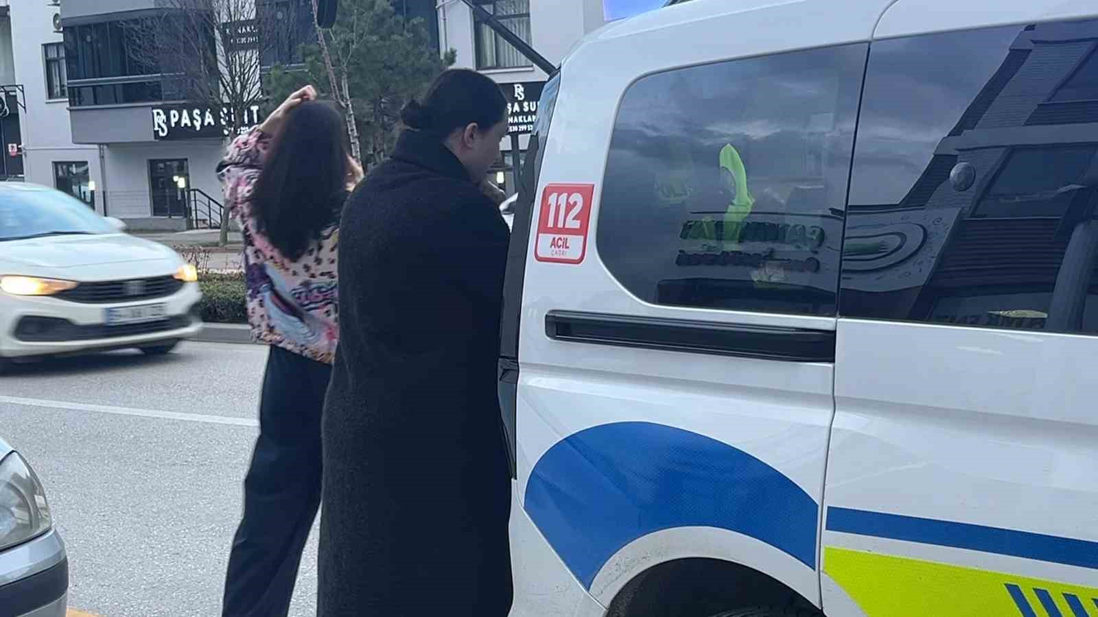 Bolu’da aydınlatma direğine çarpan otomobil kamerada
