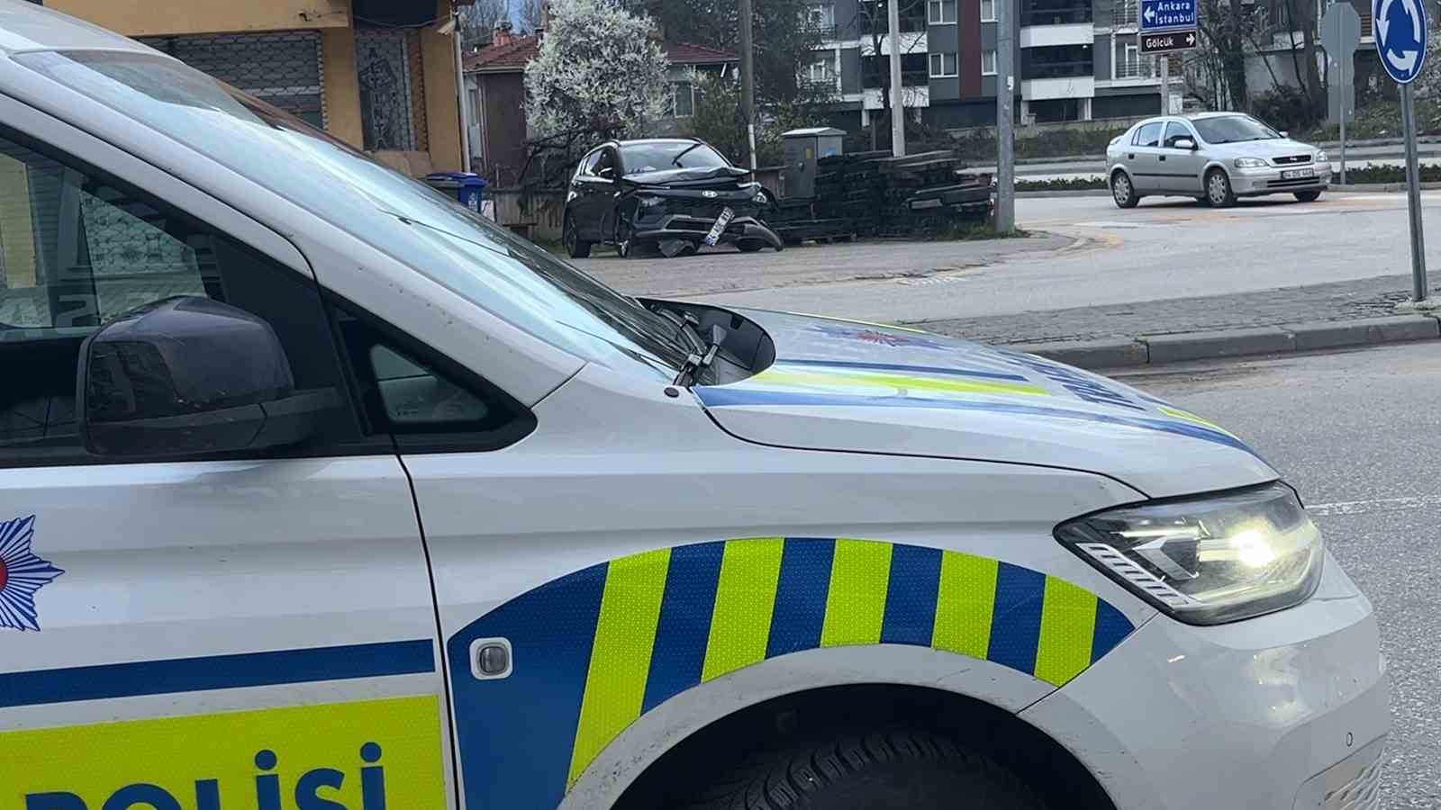 Bolu’da aydınlatma direğine çarpan otomobil kamerada
