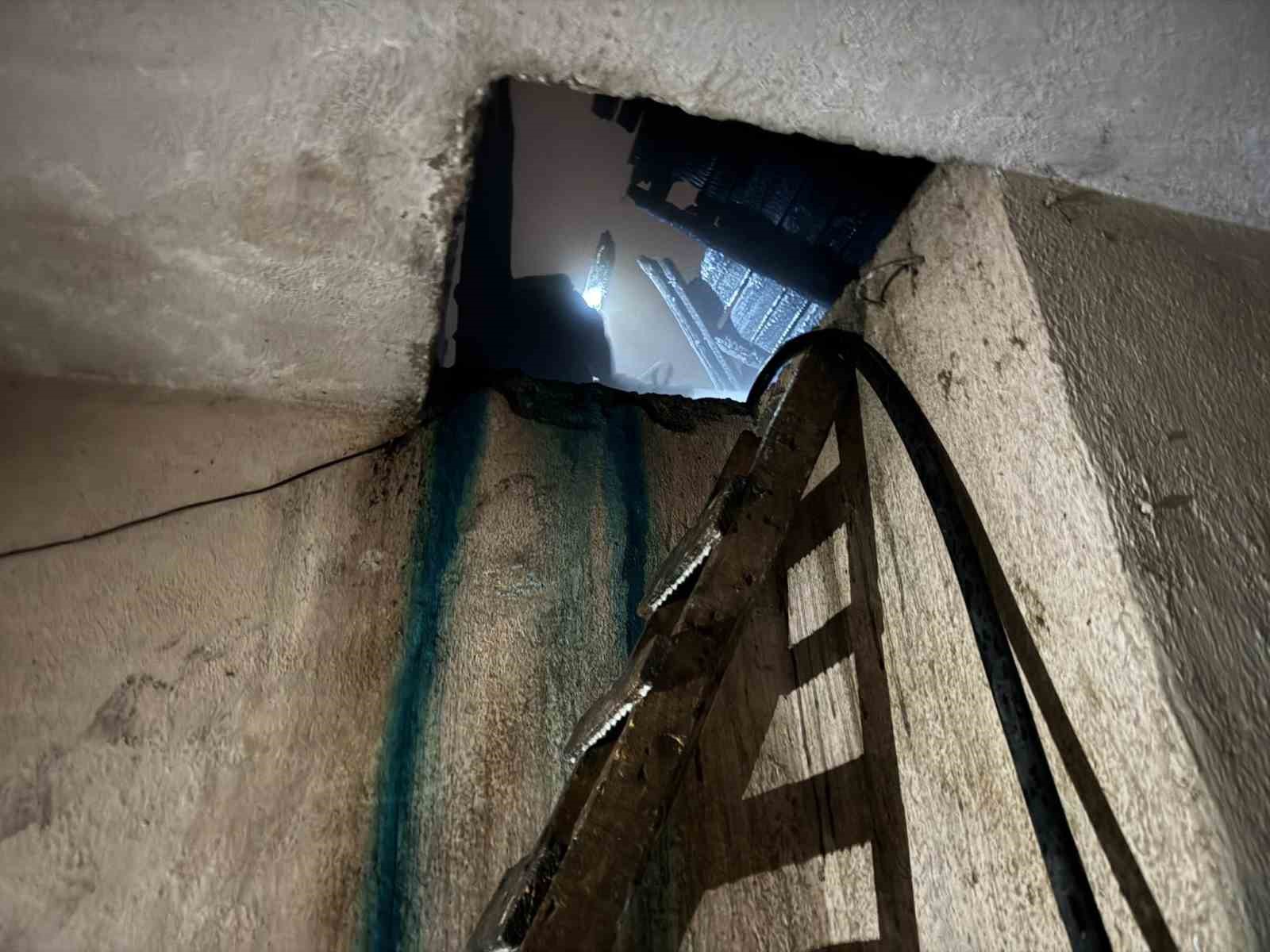 Bolu’da bacadan çıkan yangın 2 katlı evin çatısını sardı
