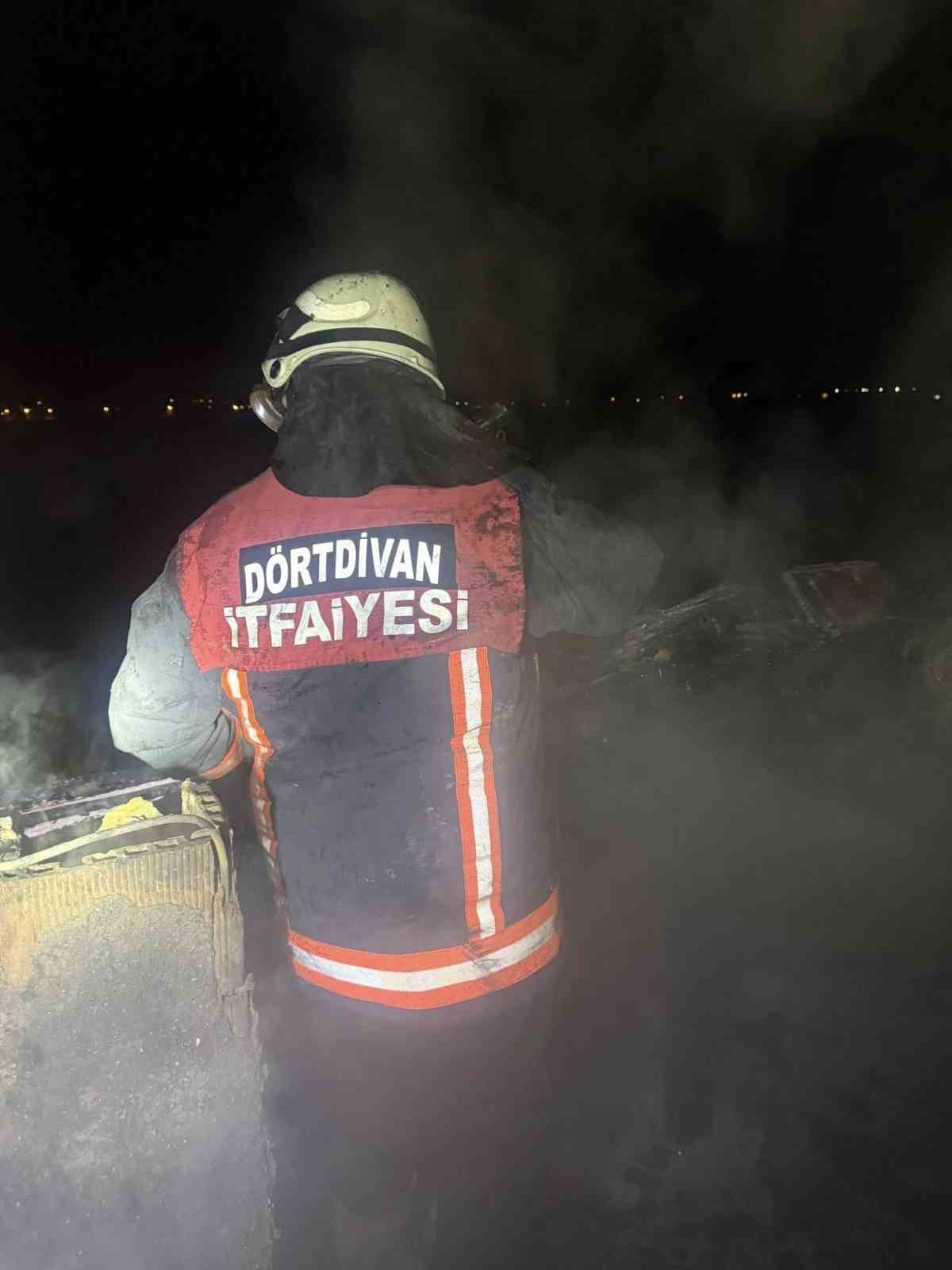 Bolu’da bacadan çıkan yangın 2 katlı evin çatısını sardı
