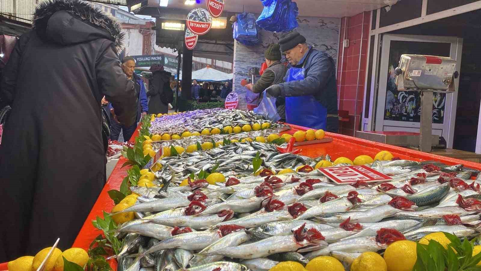 Bolu’da balık tezgahlarında hamsi bolluğu
