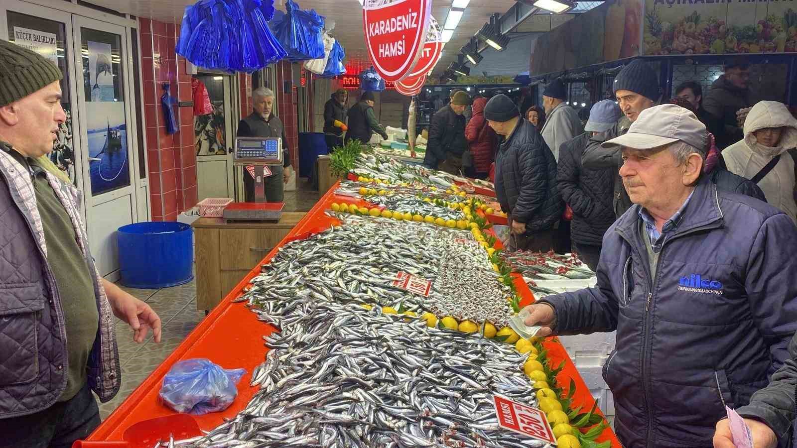 Bolu’da balık tezgahlarında hamsi bolluğu
