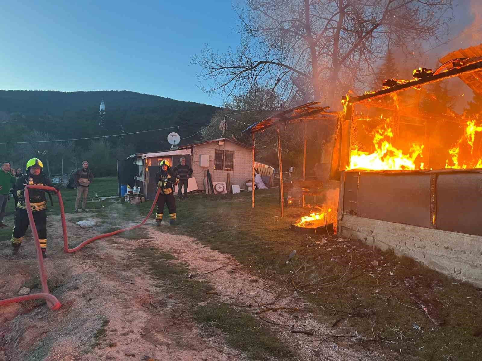 Bolu’da baraka alevlere teslim oldu
