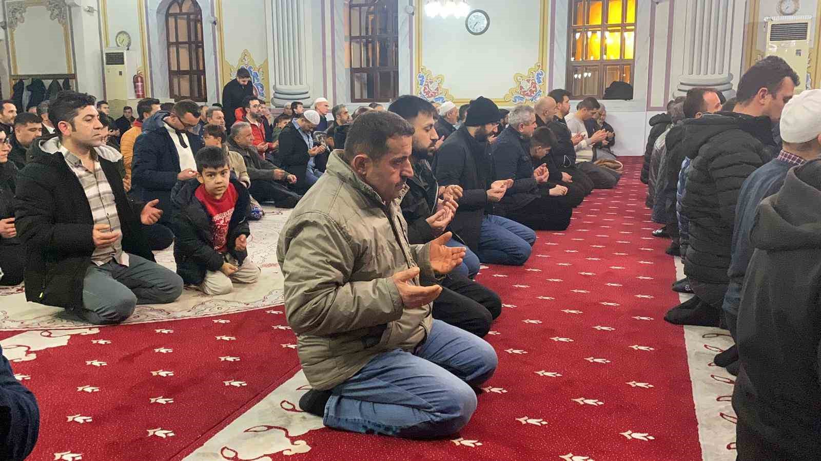 Bolu’da Berat Kandili’nde camiler doldu taştı
