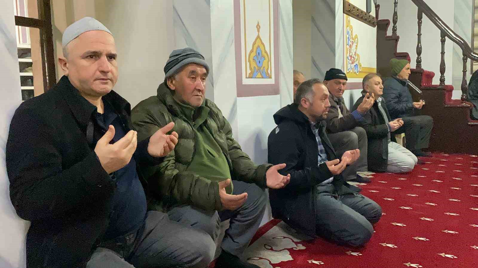 Bolu’da Berat Kandili’nde camiler doldu taştı
