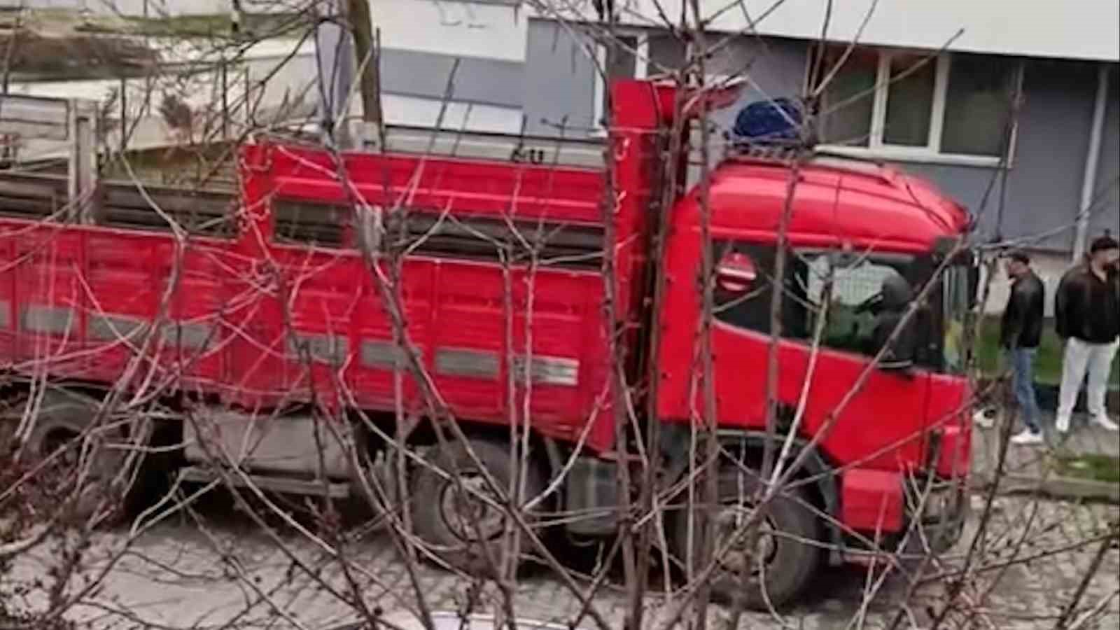 Bolu’da çalıntı tır sokakta park halinde bulundu
