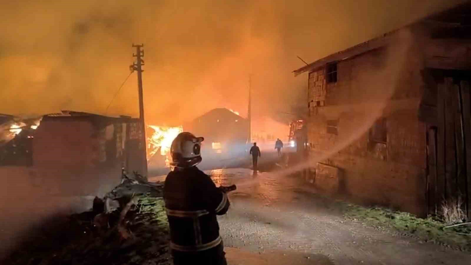 Bolu’da çıkan yangında çok sayıda yapı küle döndü
