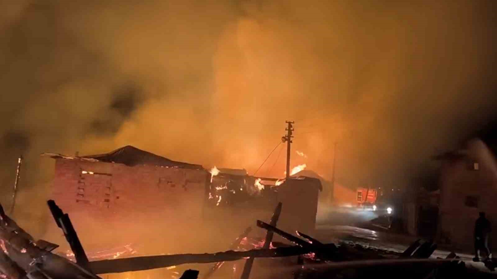 Bolu’da çıkan yangında çok sayıda yapı küle döndü
