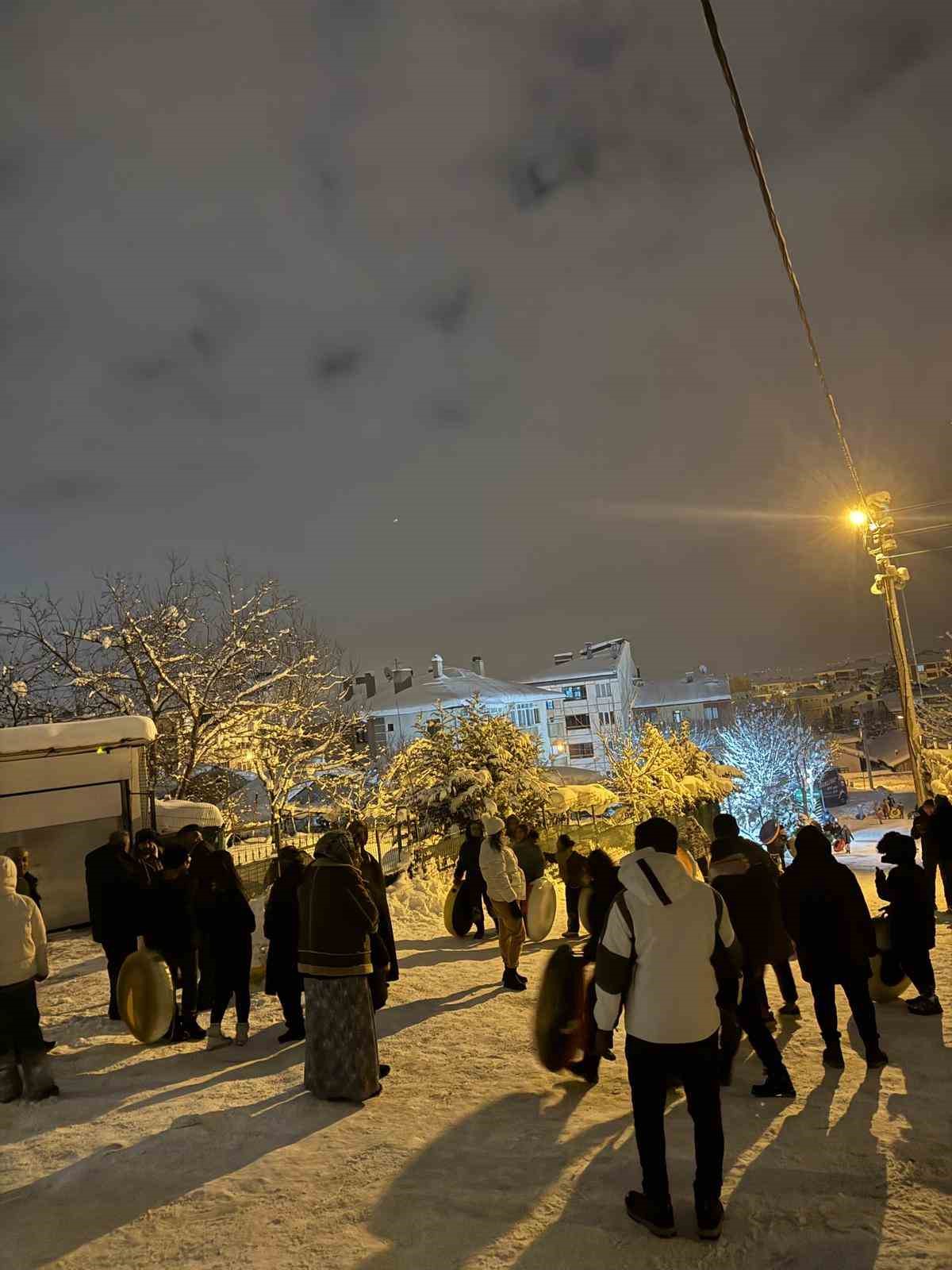 Bolu’da çocuklar gece saatlerinde karın keyfini çıkardı
