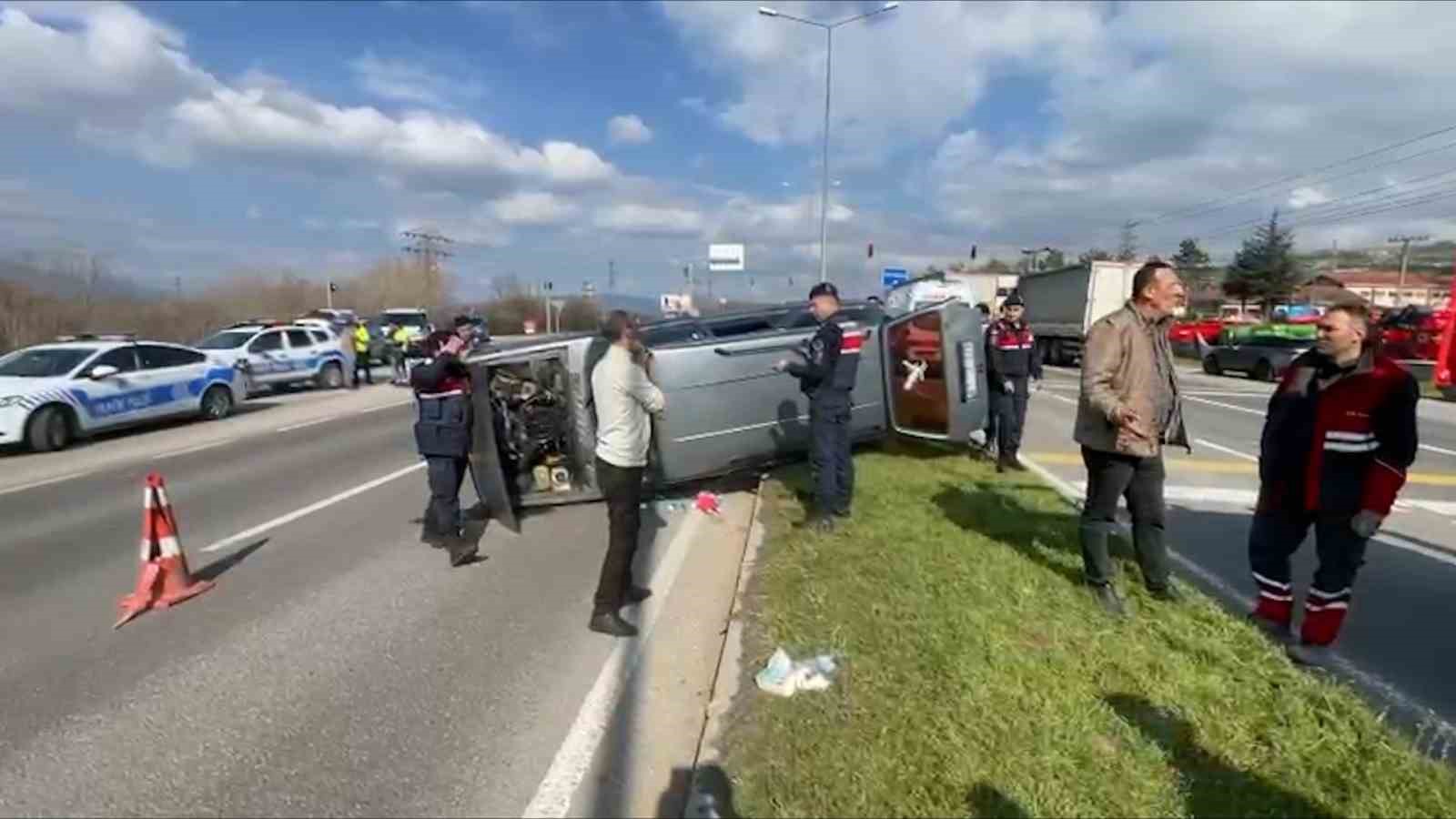 Bolu’da D-100’de feci kaza: 6’sı çocuk 9 kişi yaralandı
