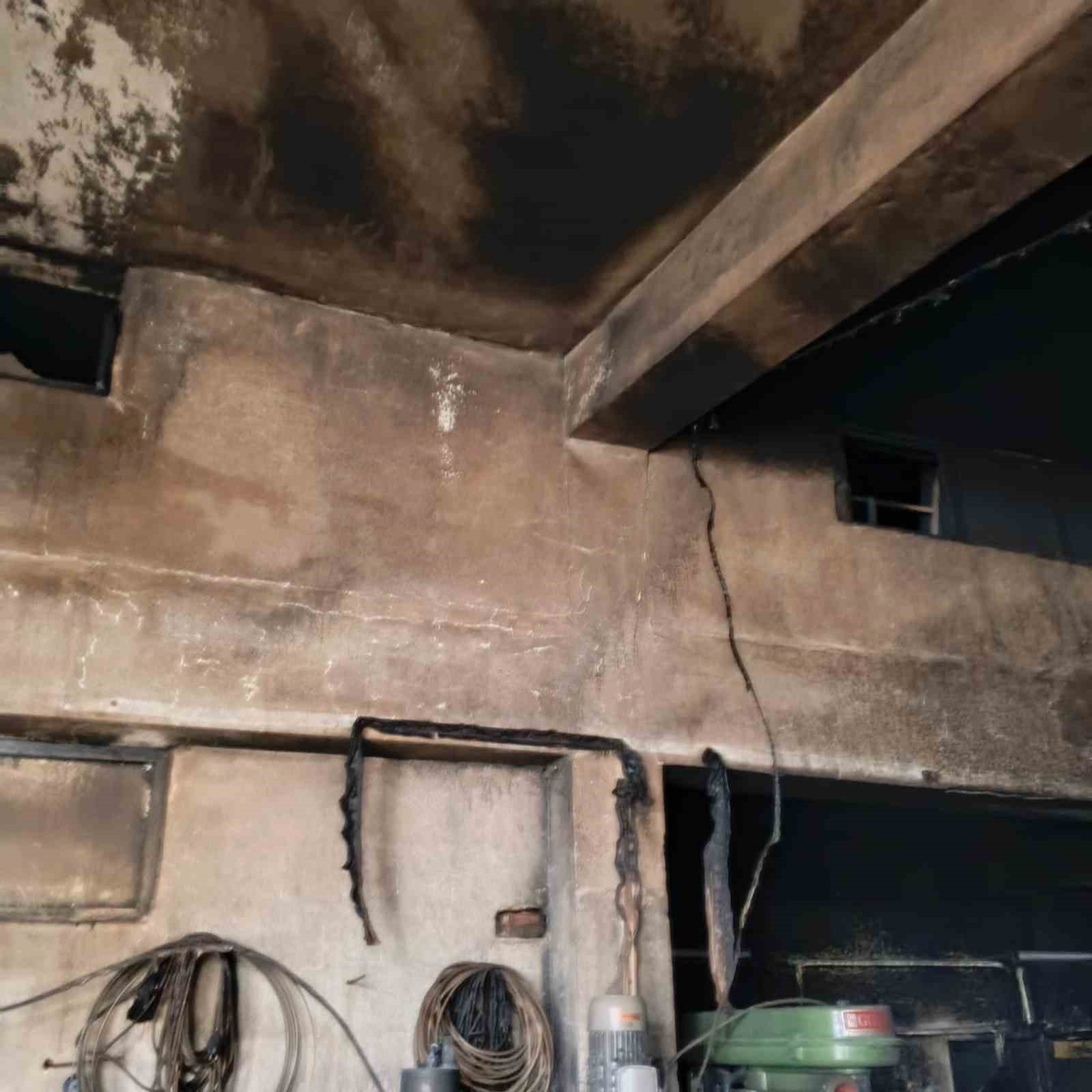 Bolu’da demir doğrama dükkanında yangın çıktı
