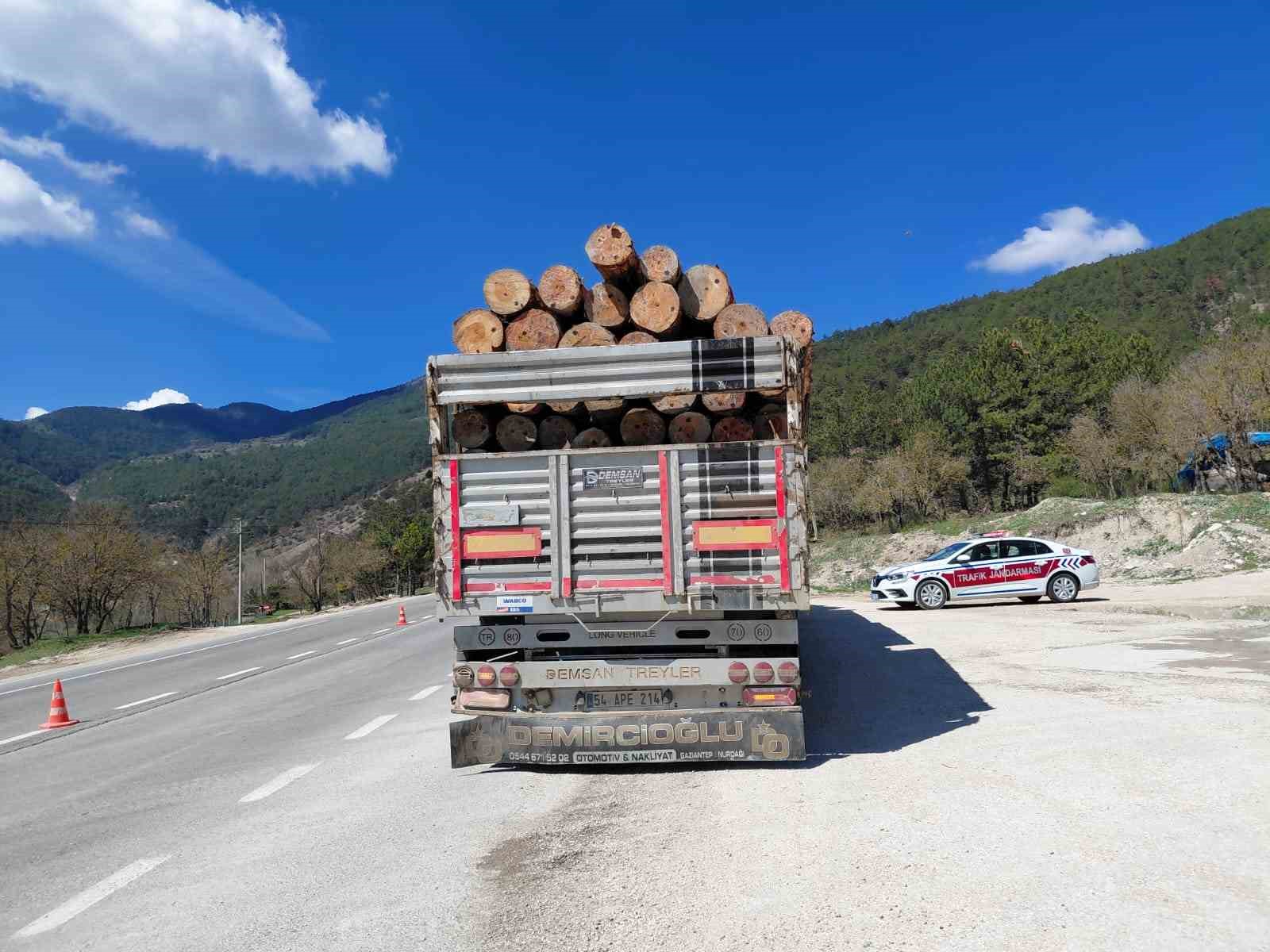 Bolu’da fazla tonajlı tomruk taşıyan kamyon sürücüsüne para cezası kesildi
