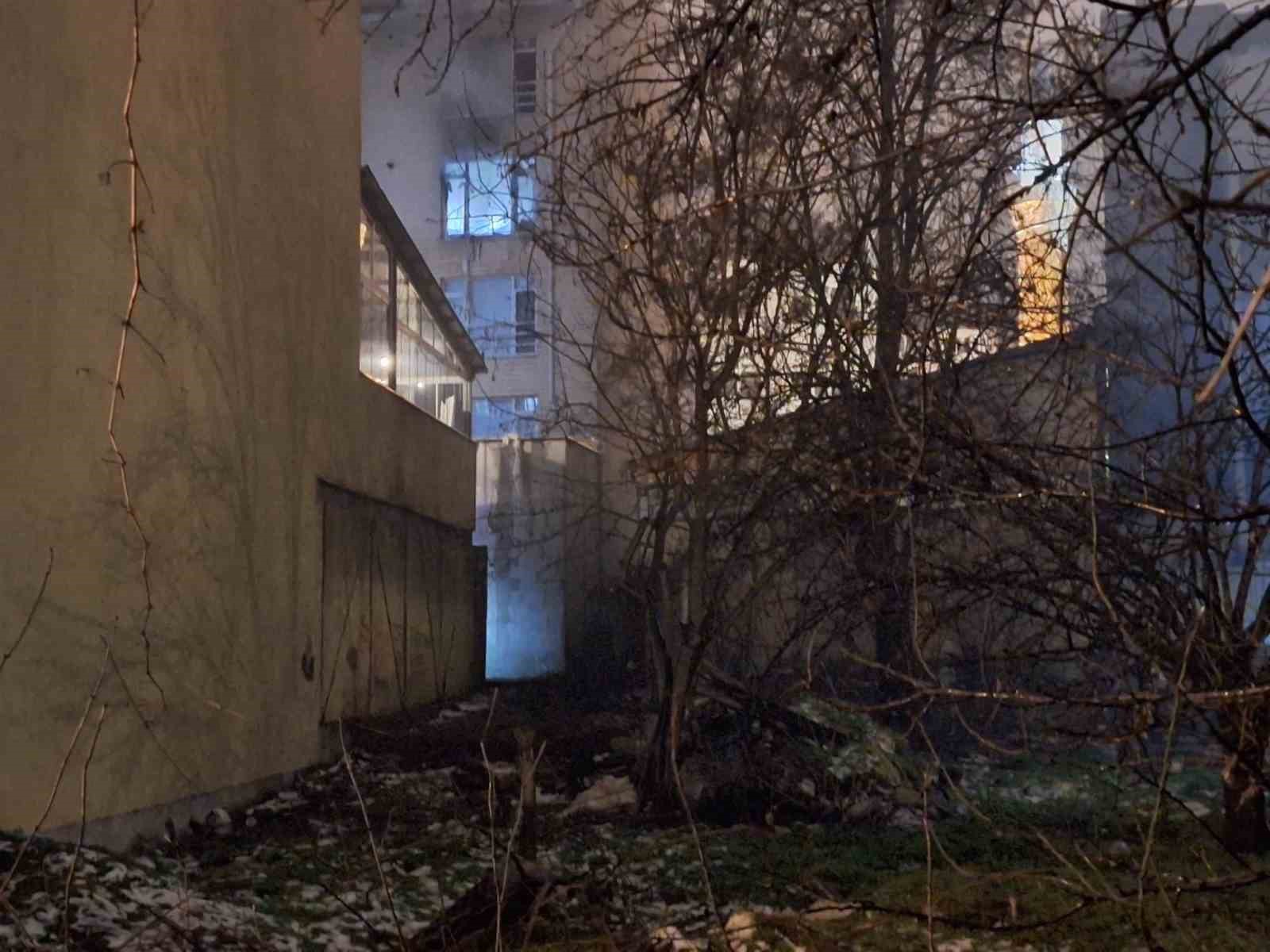 Bolu’da gece saatlerinde korkutan yangın: 2 yaralı
