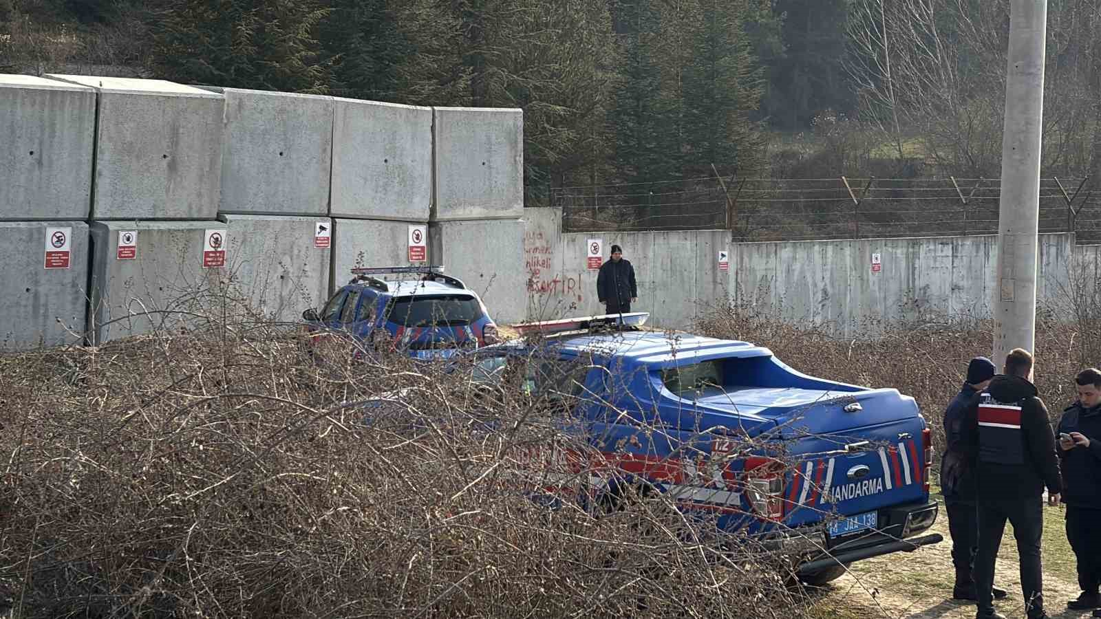 Bolu’da girilmesi yasak olan gölette 13 yaşındaki çocuk boğulma tehlikesi geçirdi
