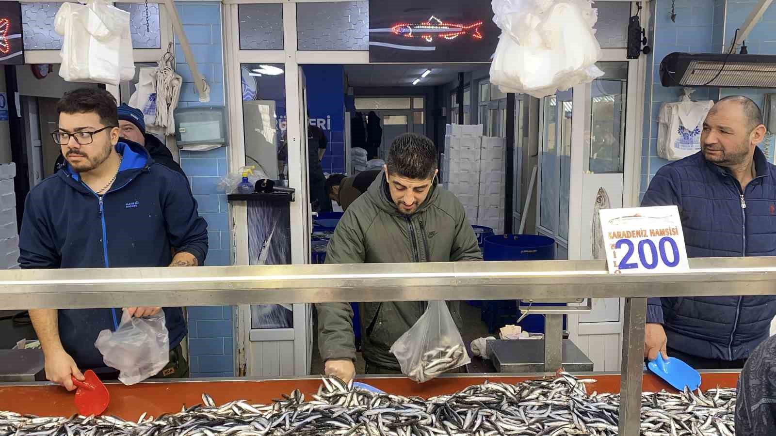 Bolu’da hamsi bolluğu sürüyor: Kilosu 200 liradan rağbet gördü
