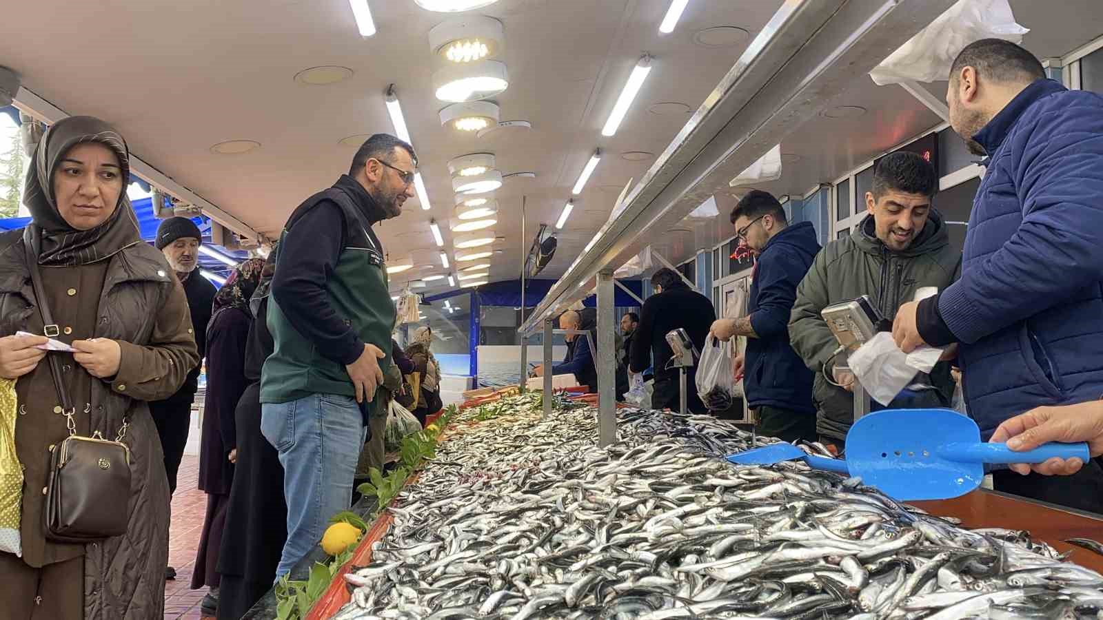 Bolu’da hamsi bolluğu sürüyor: Kilosu 200 liradan rağbet gördü

