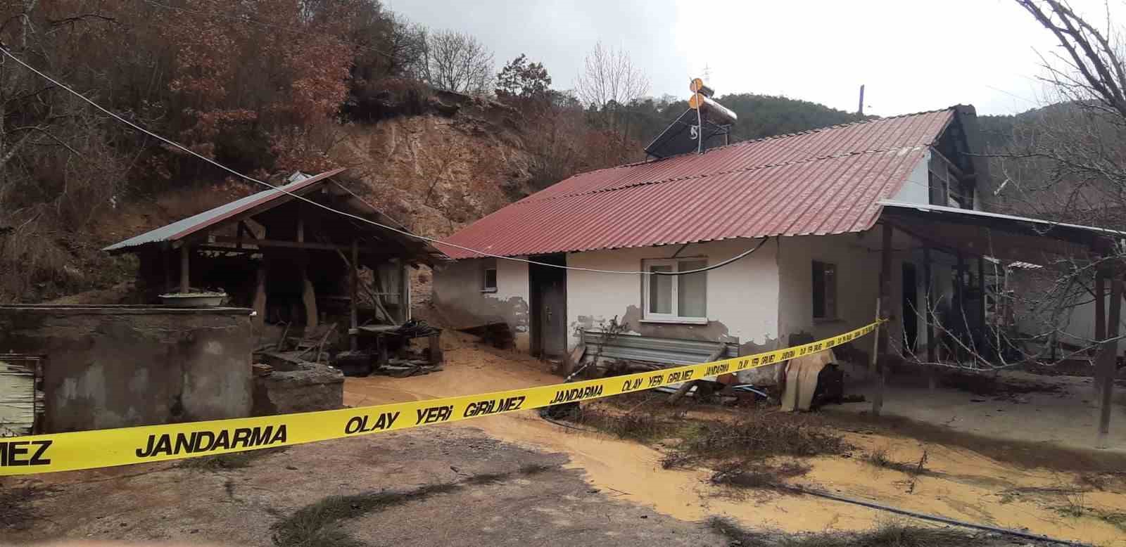 Bolu’da heyelan nedeniyle 3 ev boşaltıldı
