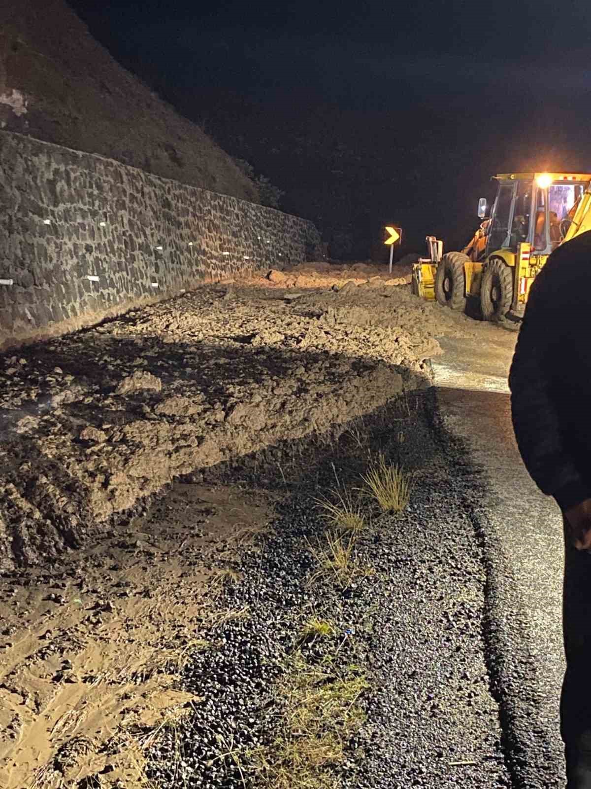 Bolu’da heyelan nedeniyle kapanan yol tekrardan ulaşıma açıldı

