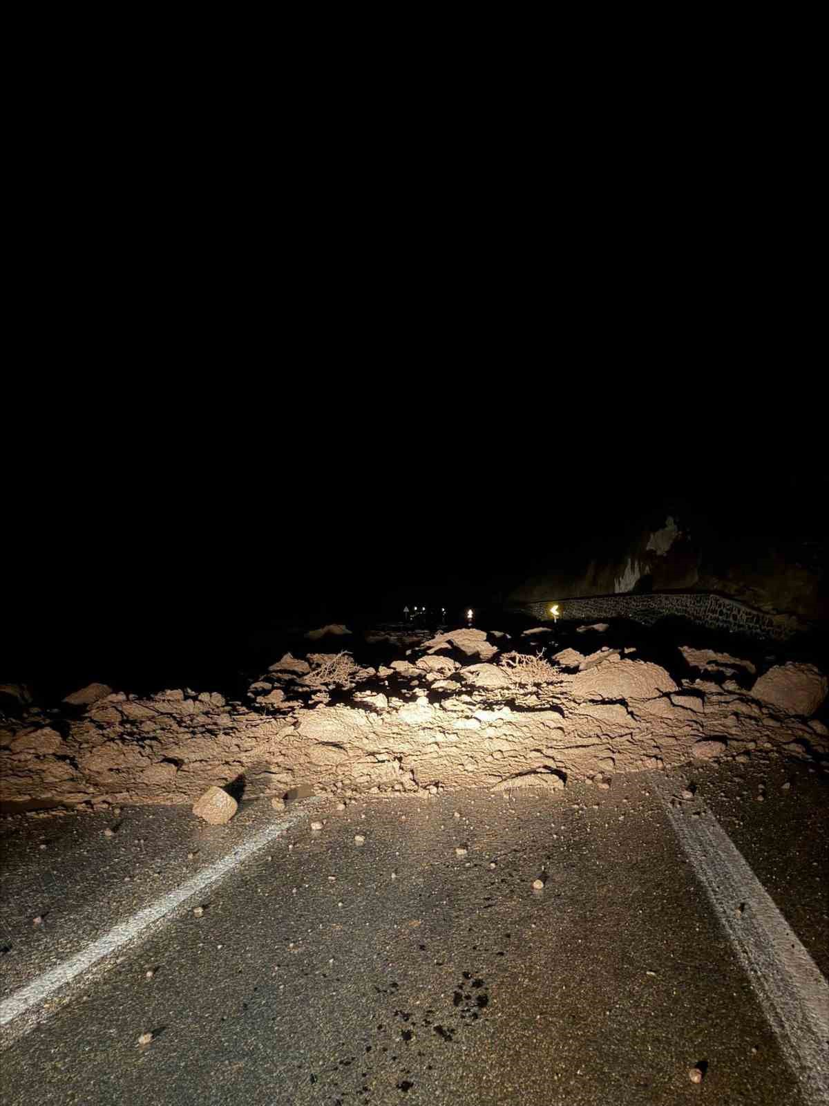 Bolu’da heyelan nedeniyle kapanan yol tekrardan ulaşıma açıldı
