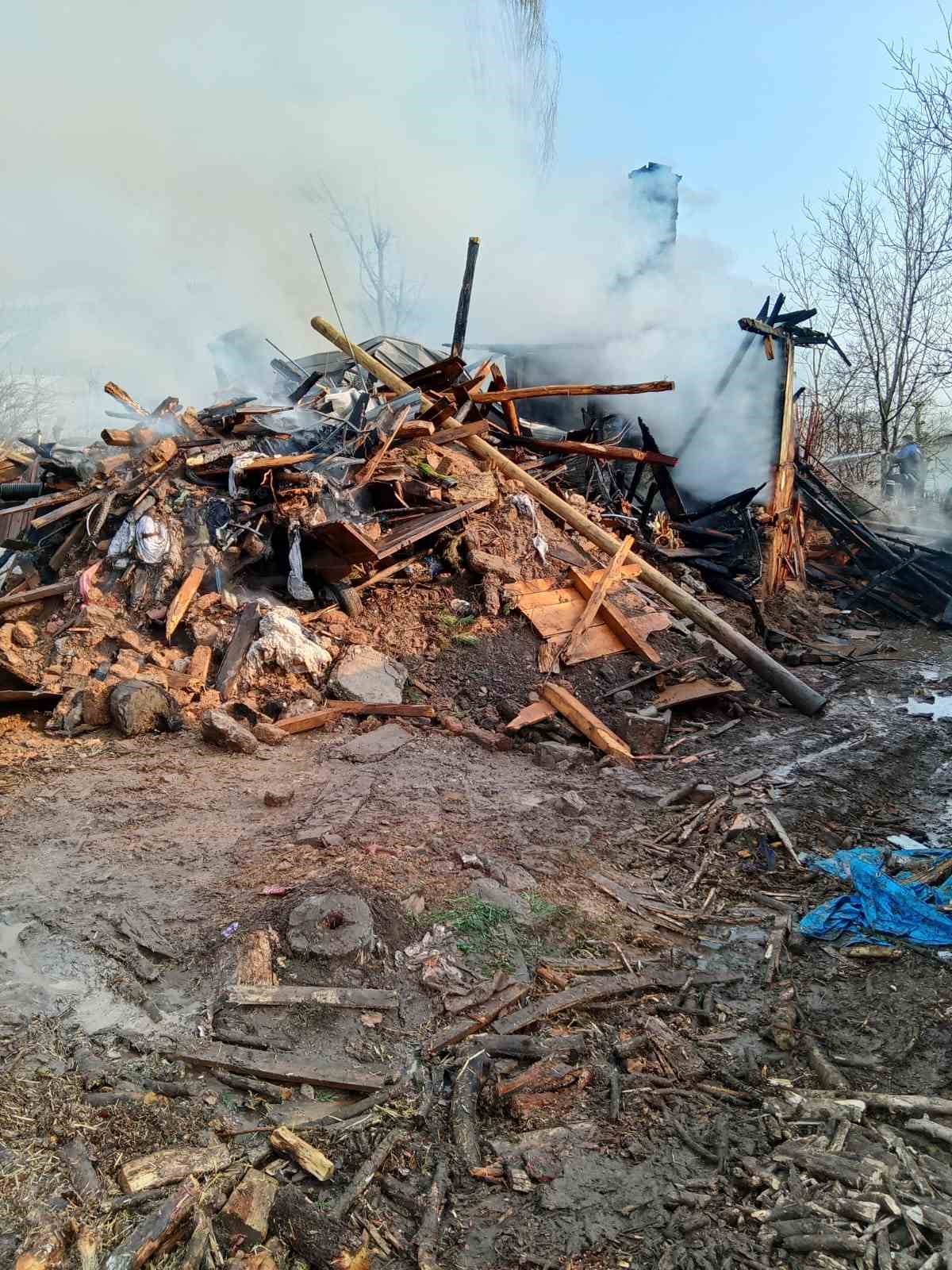 Bolu’da iki katlı ahşap ev ve ahır alev alev yandı

