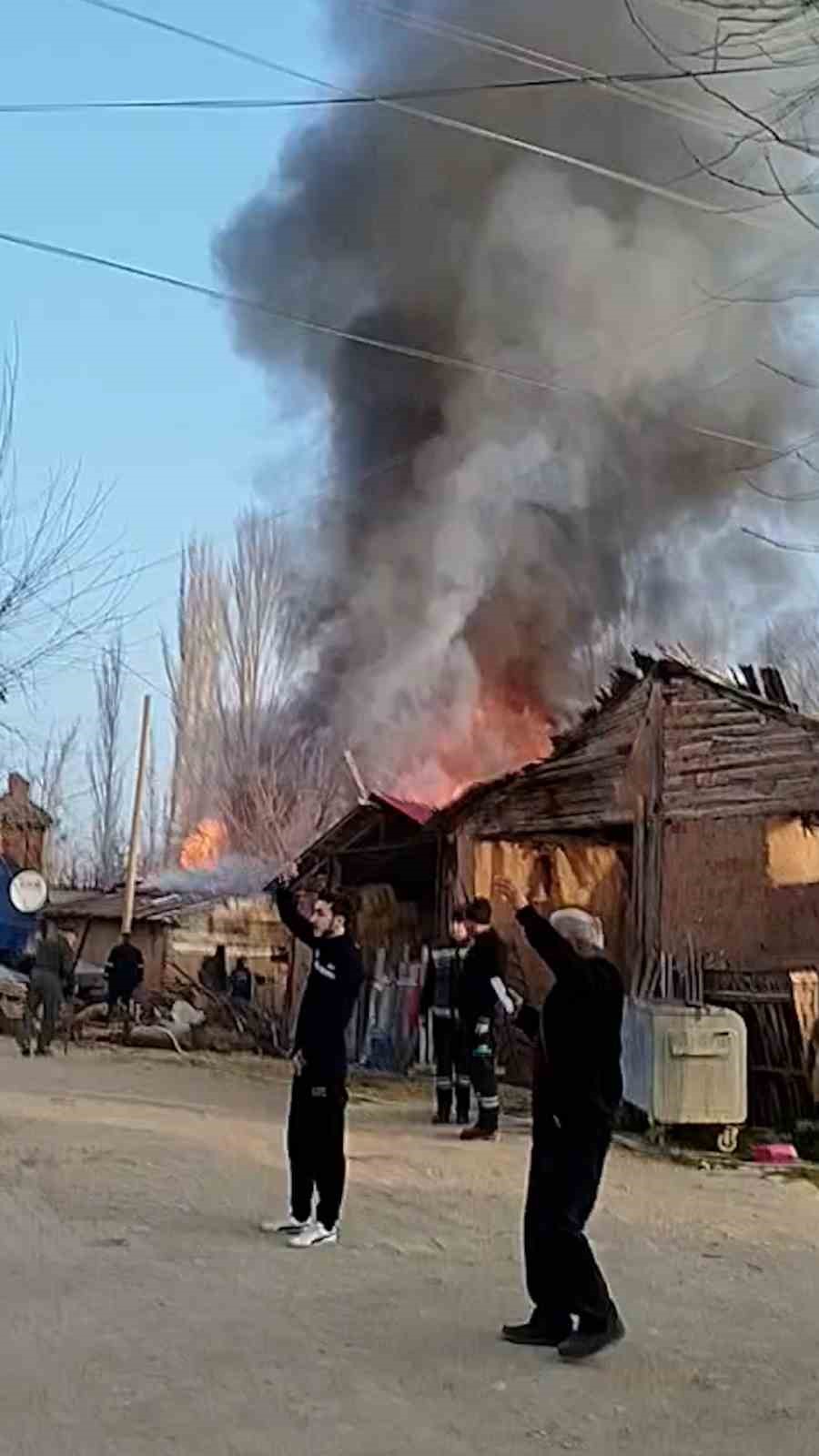 Bolu’da iki katlı ahşap ev ve ahır alev alev yandı

