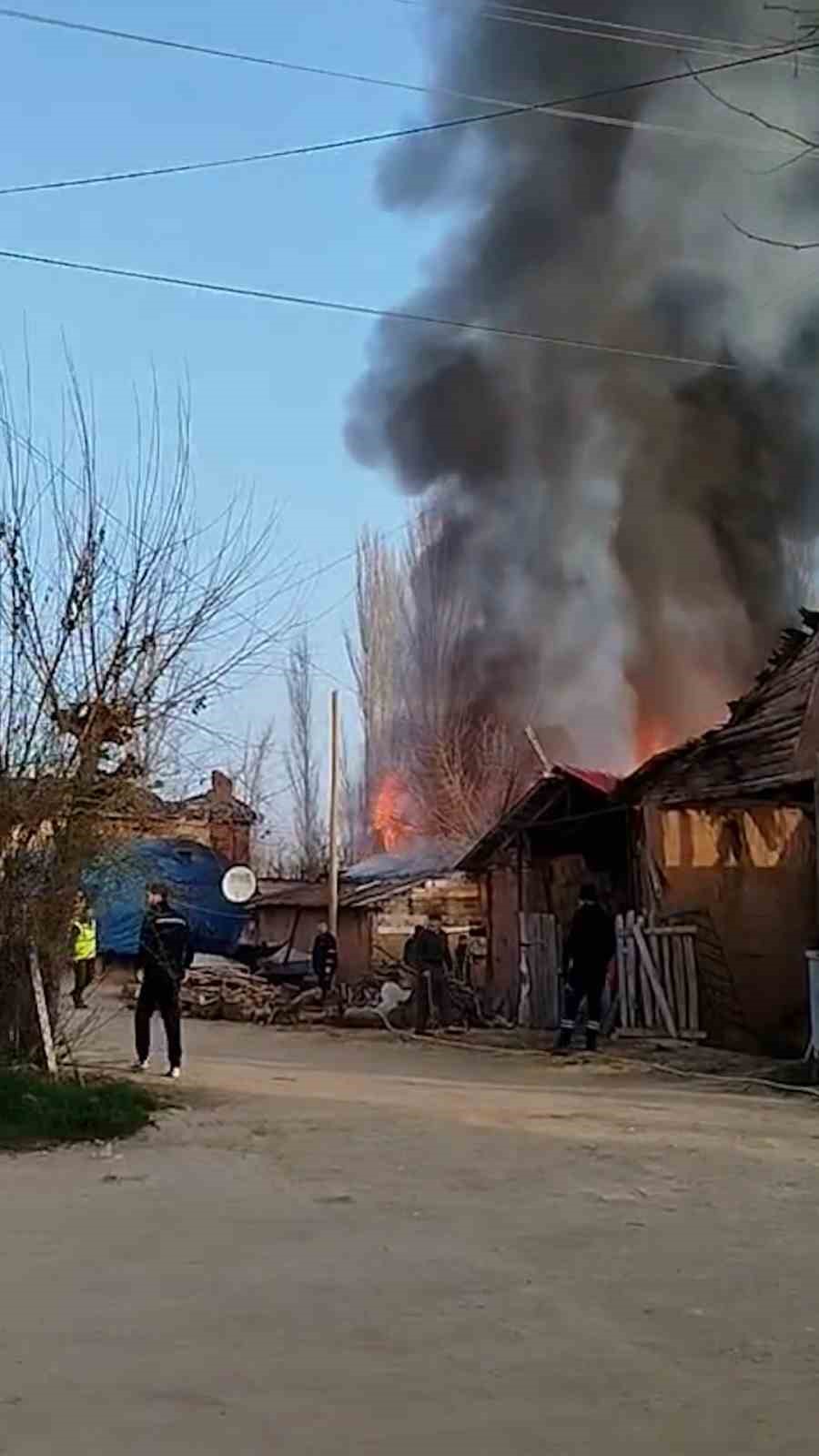 Bolu’da iki katlı ahşap ev ve ahır alev alev yandı

