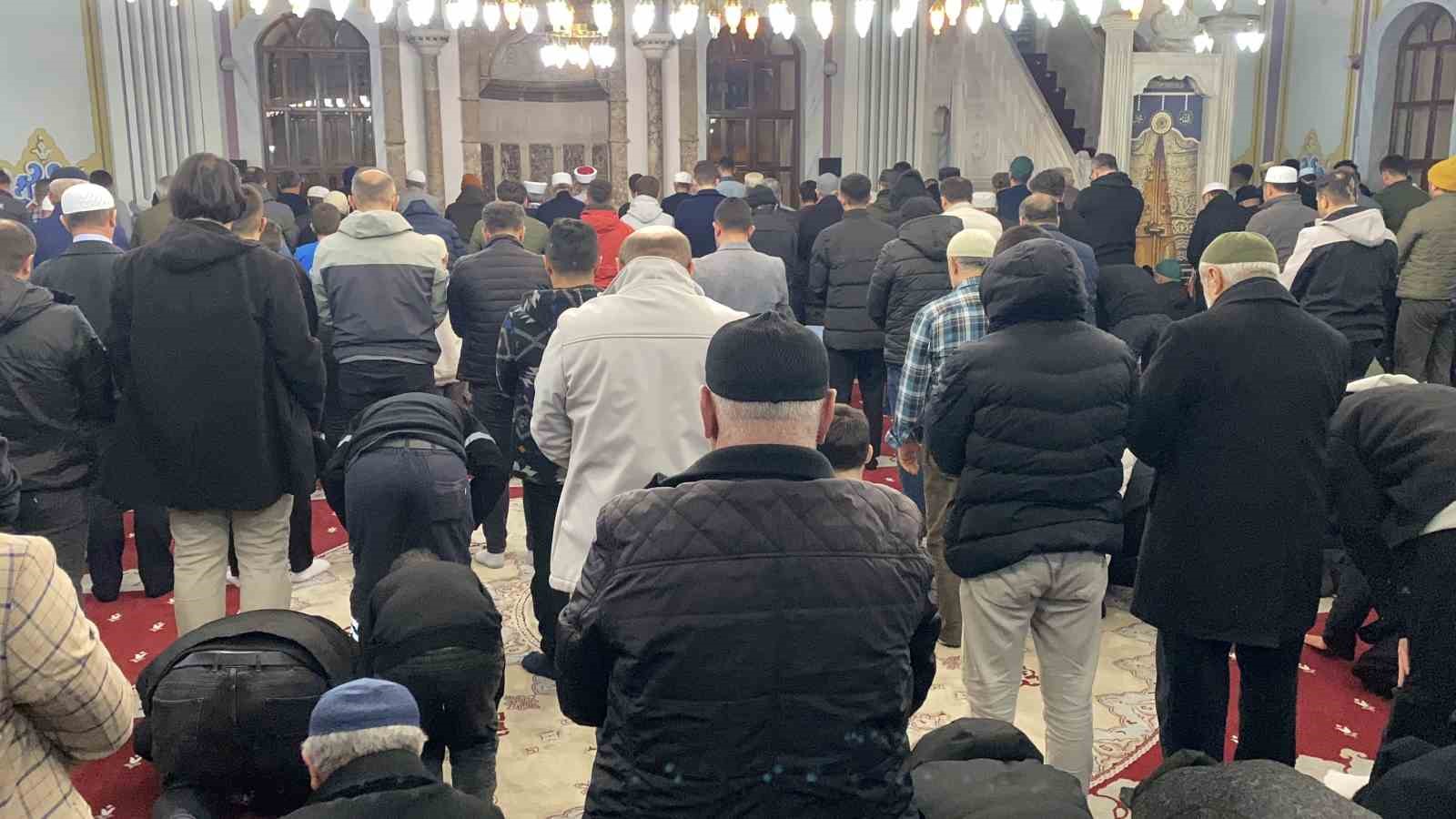 Bolu’da ilk teravih namazında vatandaşlar camilere akın etti
