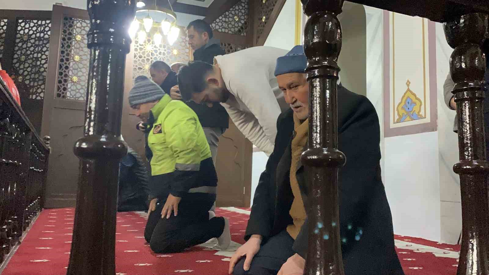 Bolu’da ilk teravih namazında vatandaşlar camilere akın etti
