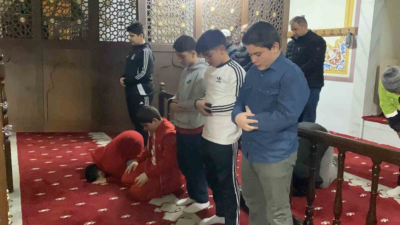 Bolu’da ilk teravih namazında vatandaşlar camilere akın etti
