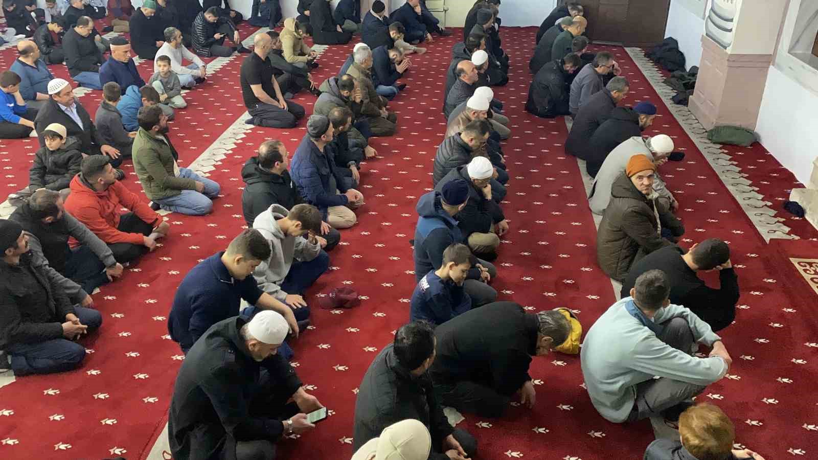 Bolu’da ilk teravih namazında vatandaşlar camilere akın etti
