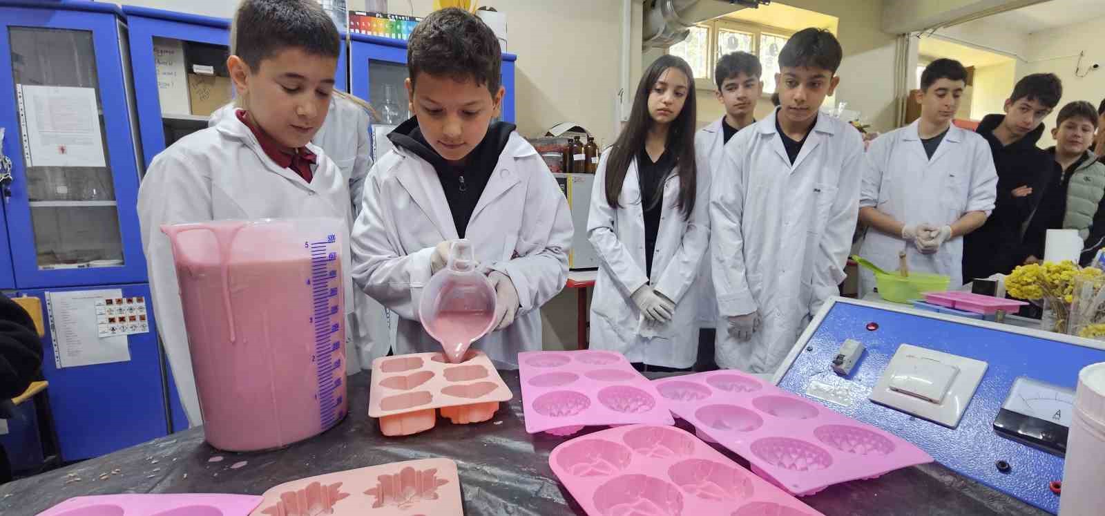 Bolu’da ilkokul öğrencileri atık yağları sabuna dönüştürdü
