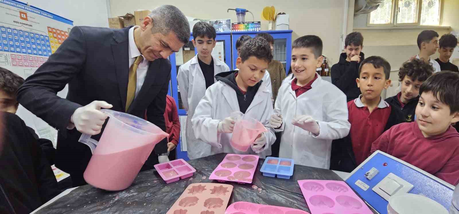 Bolu’da ilkokul öğrencileri atık yağları sabuna dönüştürdü
